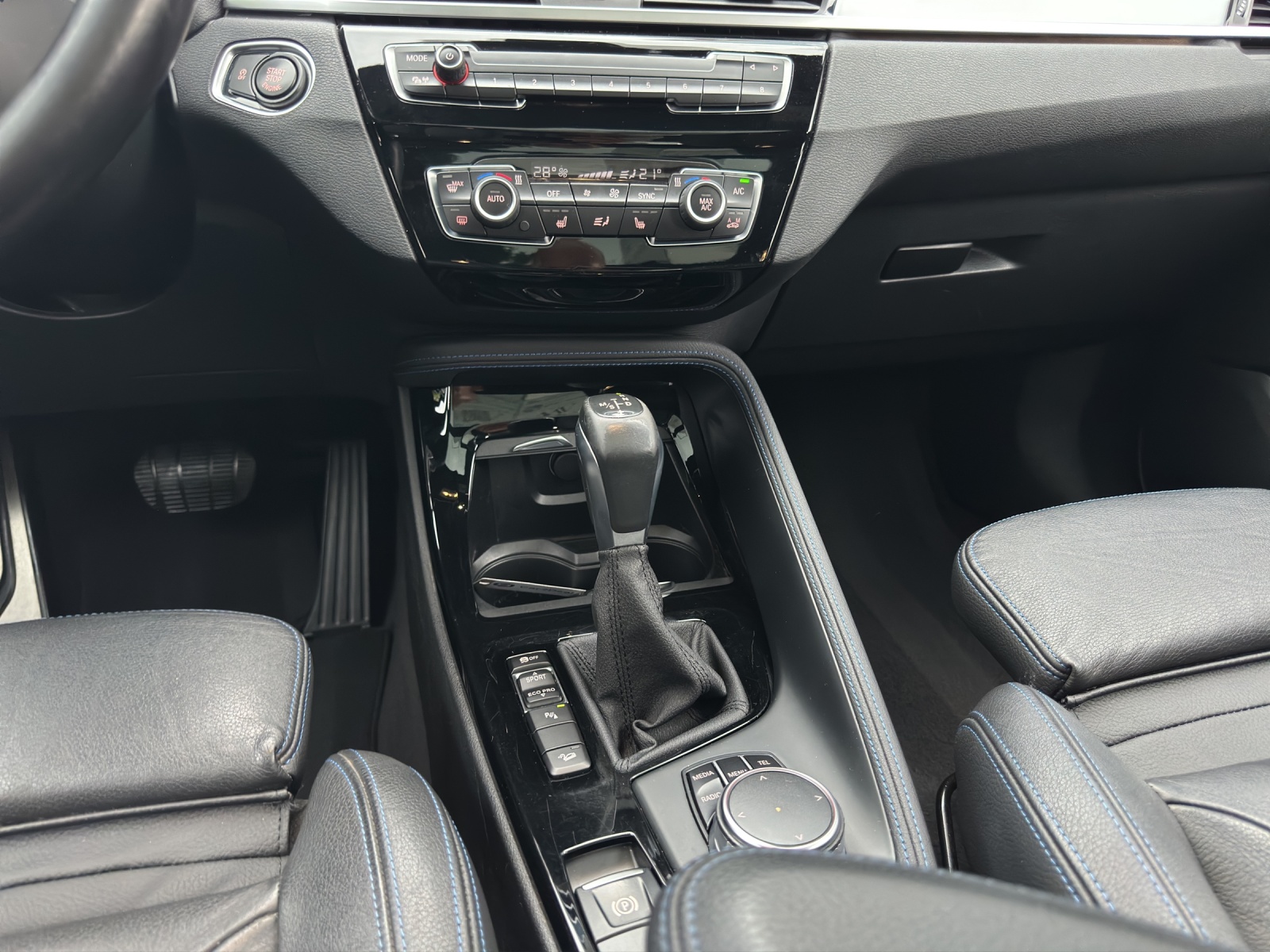 BMW X1 25i xDrive SAG / Top Ausstattung-image-13