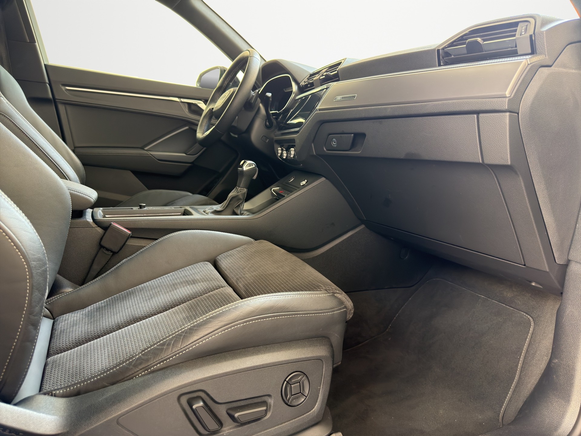 AUDI Q3 Sportback 35 TFSI S line Attraction S-tronic-image-12