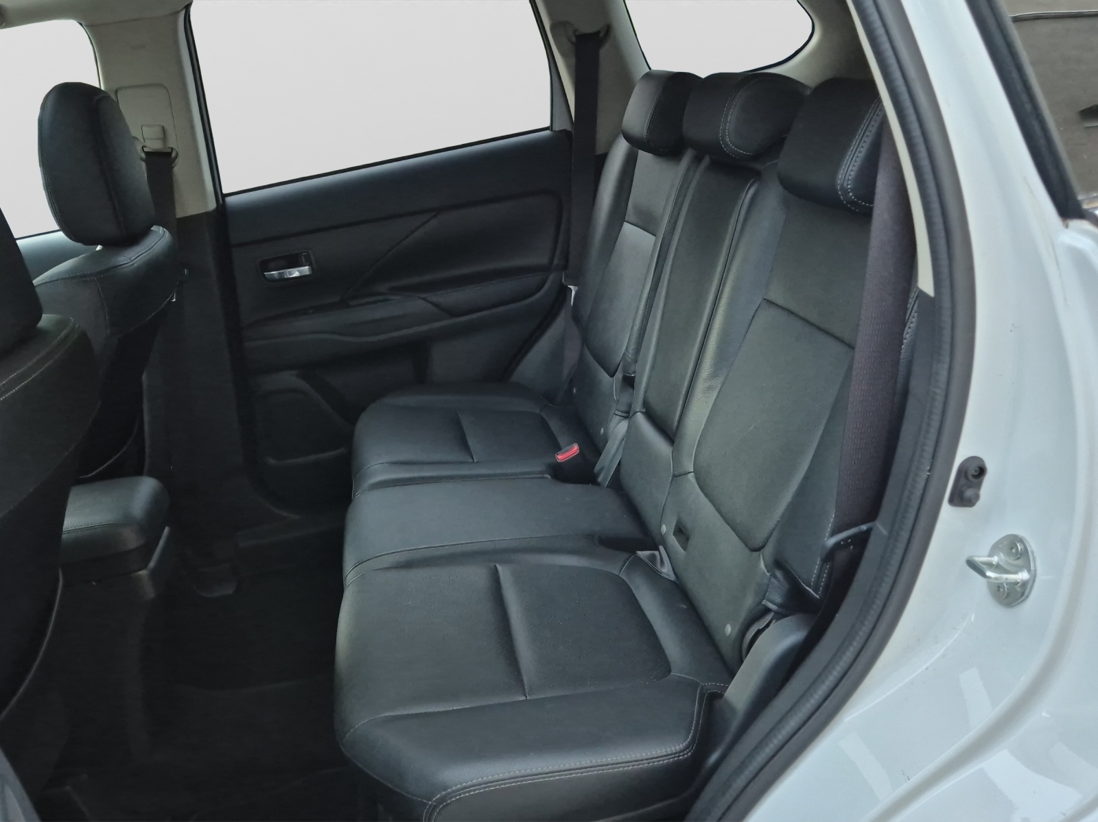 MITSUBISHI Outlander 2.2 DID Diamond 4WD Automatic-image-13