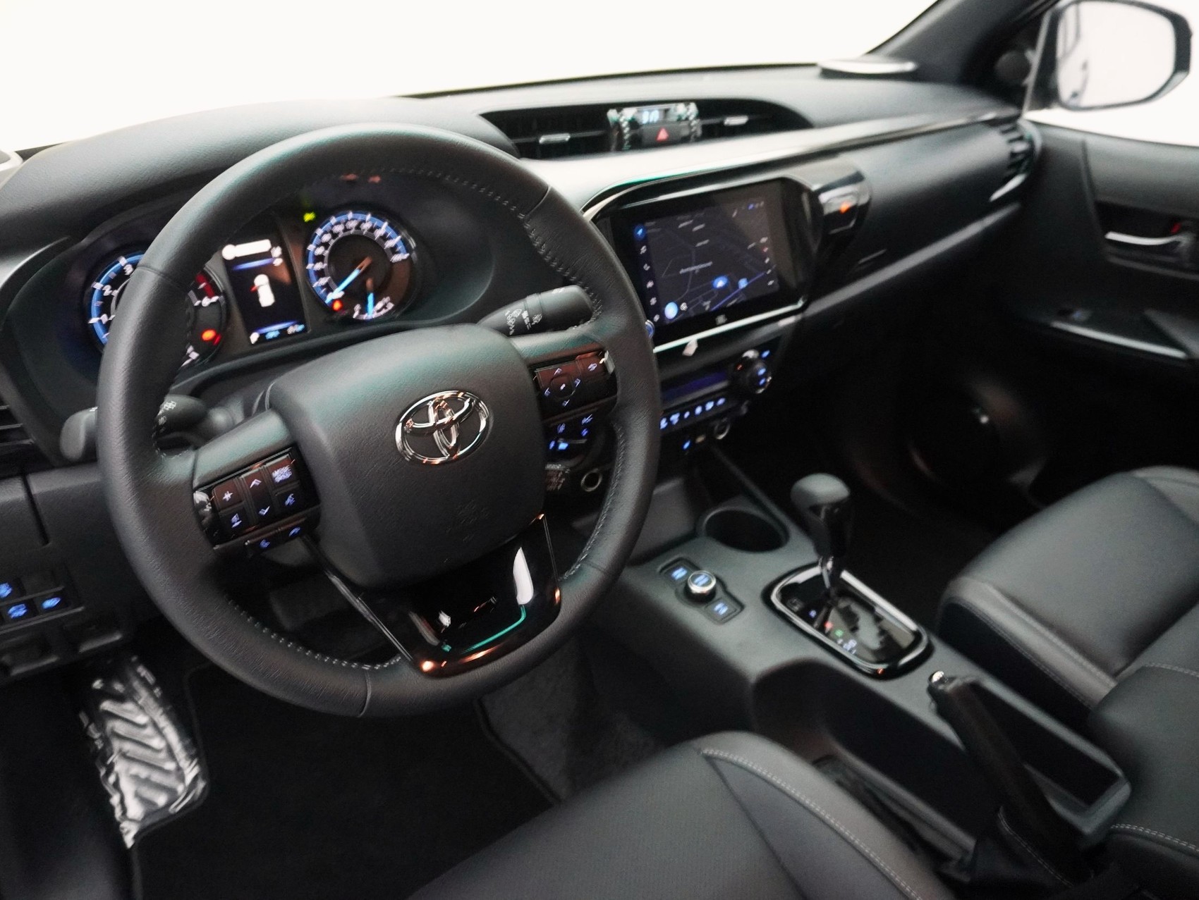 TOYOTA Hilux Double Cab.-Pick-up 2.8 D-4D MHEV 204 Invincible-image-6