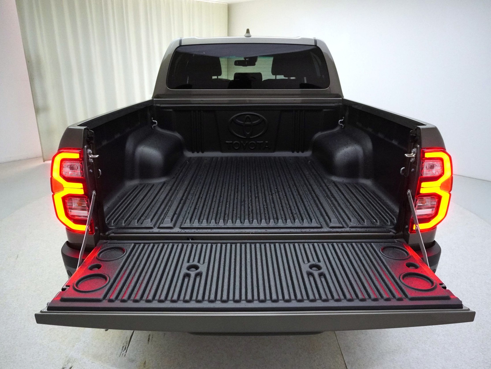 TOYOTA Hilux Double Cab.-Pick-up 2.8 D-4D MHEV 204 Invincible-image-20