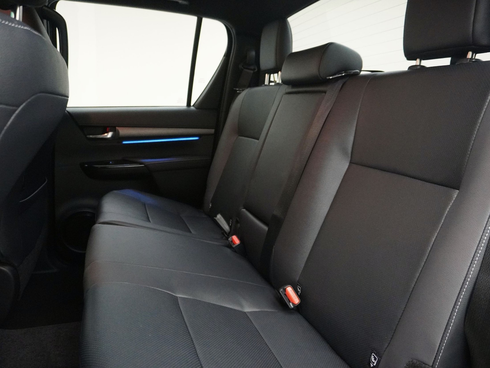 TOYOTA Hilux Double Cab.-Pick-up 2.8 D-4D MHEV 204 Invincible-image-17