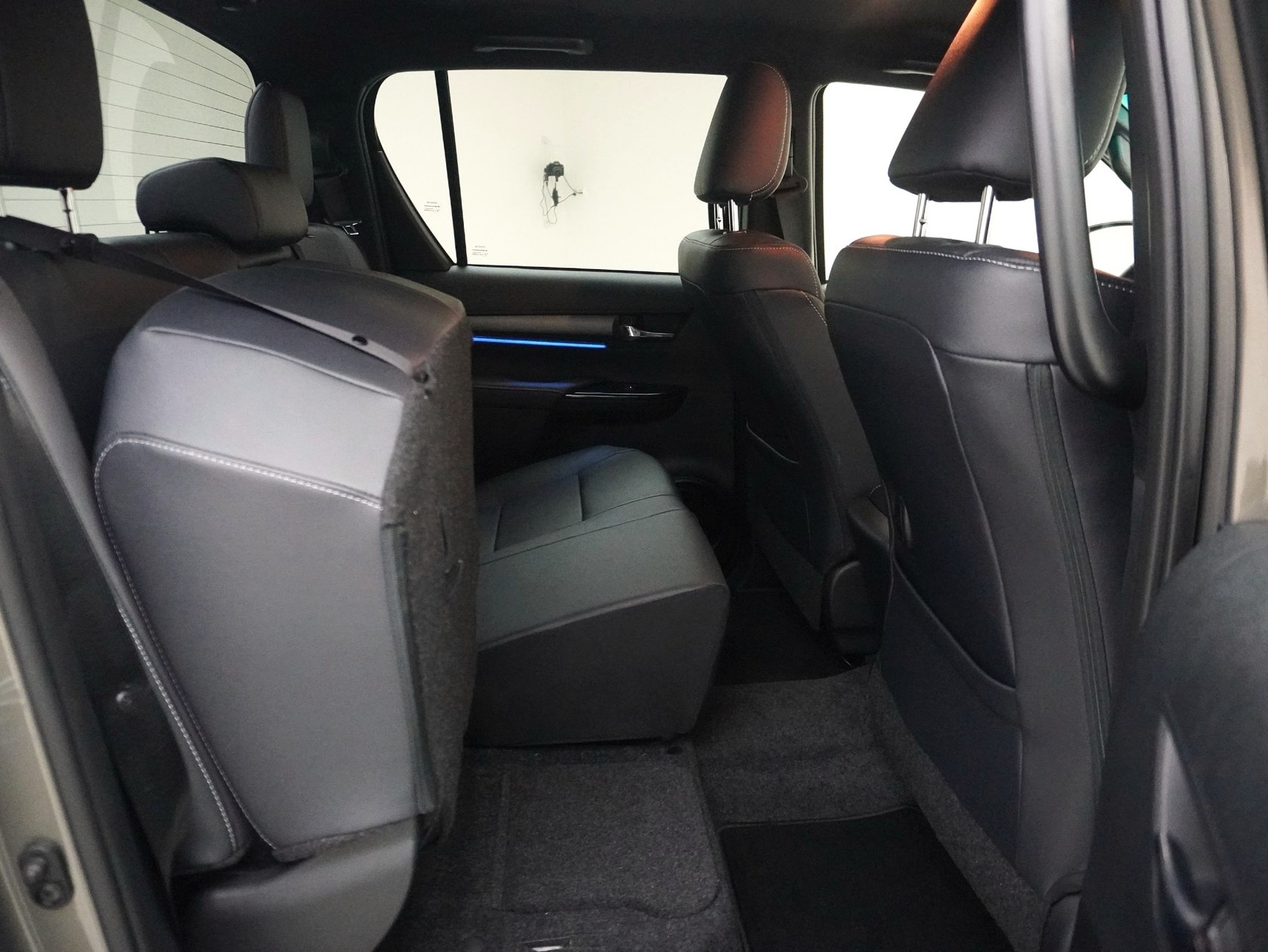 TOYOTA Hilux Double Cab.-Pick-up 2.8 D-4D MHEV 204 Invincible-image-18