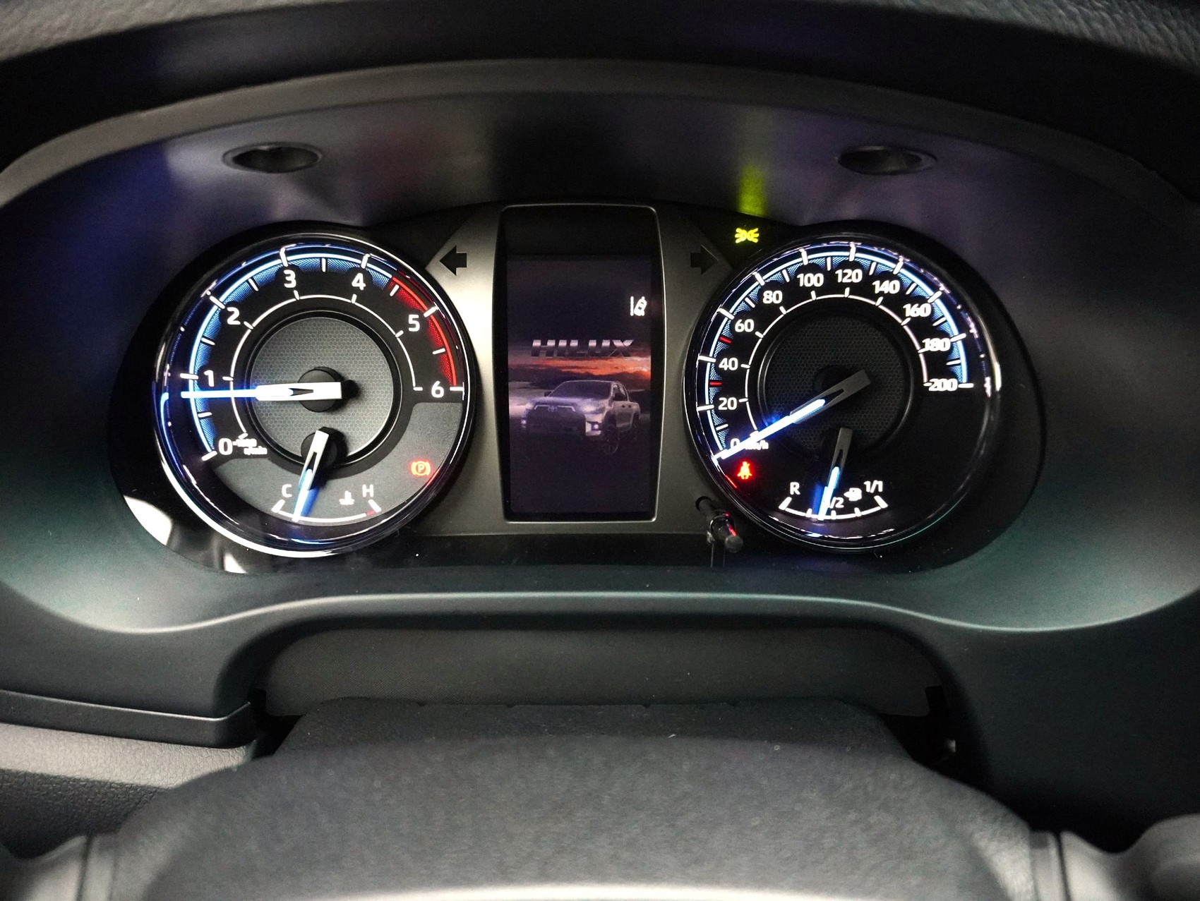 TOYOTA Hilux Double Cab.-Pick-up 2.8 D-4D MHEV 204 Invincible-image-9