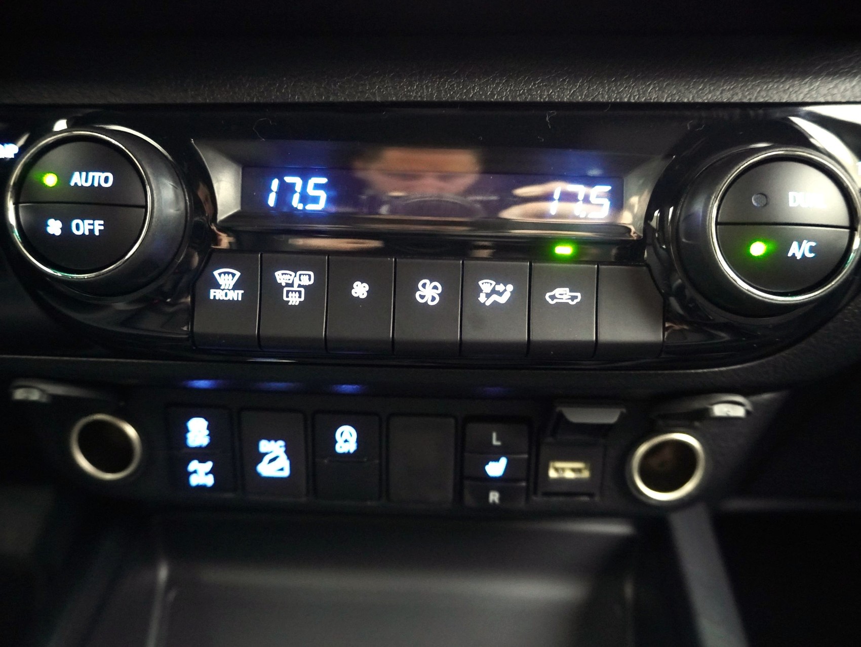 TOYOTA Hilux Double Cab.-Pick-up 2.8 D-4D MHEV 204 Invincible-image-10