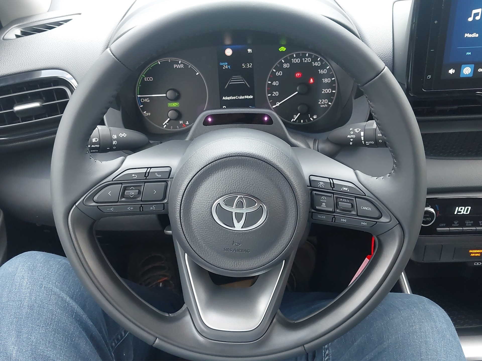 TOYOTA Yaris 1.5 VVT-i HSD Comfort-image-9
