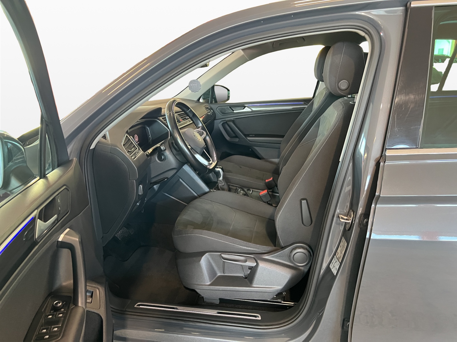 VW Tiguan 2.0 TDI SCR Elegance 4Motion DSG-image-10
