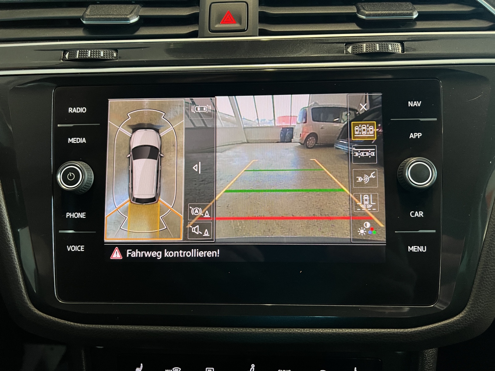 VW Tiguan 2.0 TDI SCR Elegance 4Motion DSG-image-13