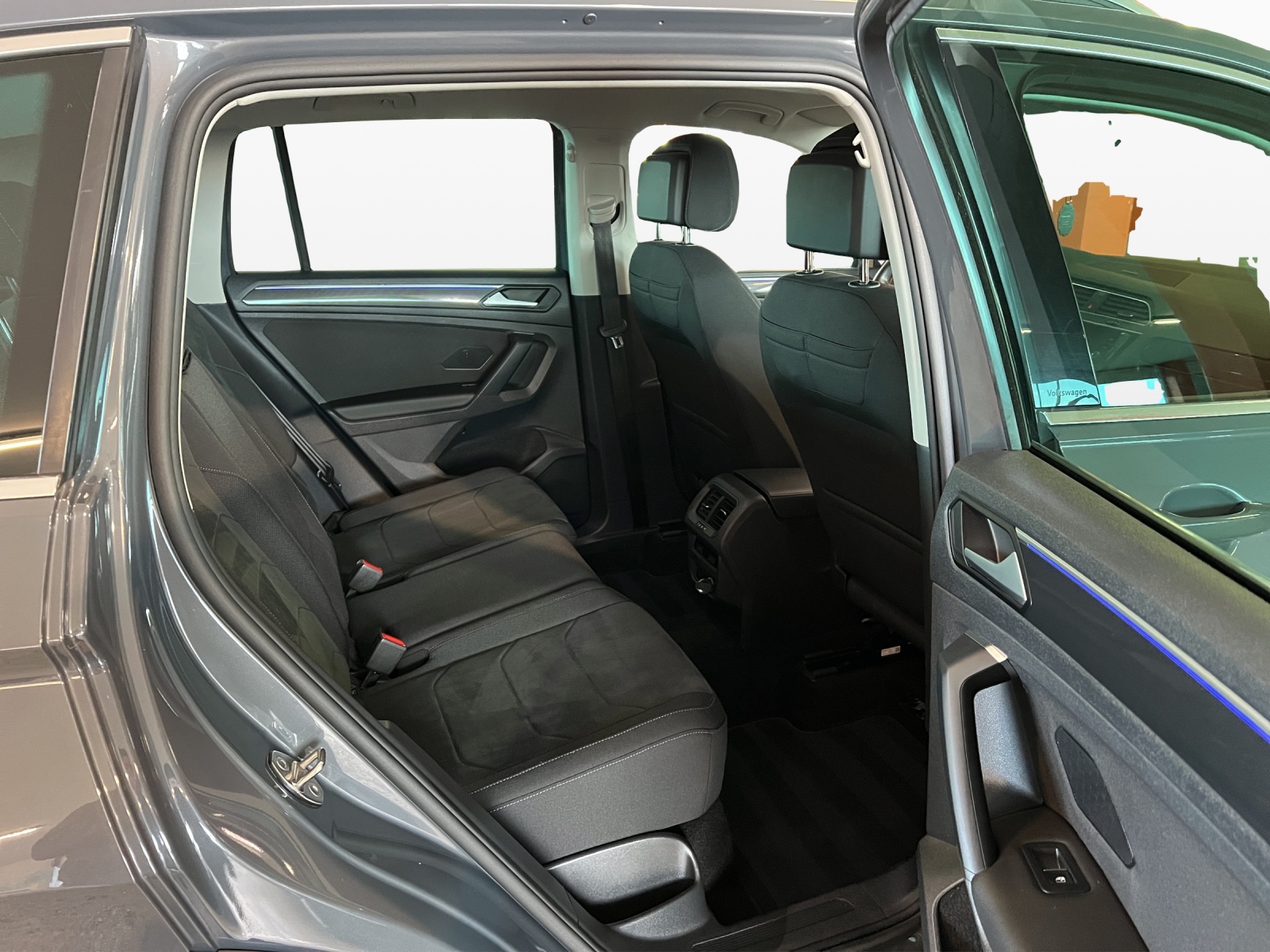 VW Tiguan 2.0 TDI SCR Elegance 4Motion DSG-image-9