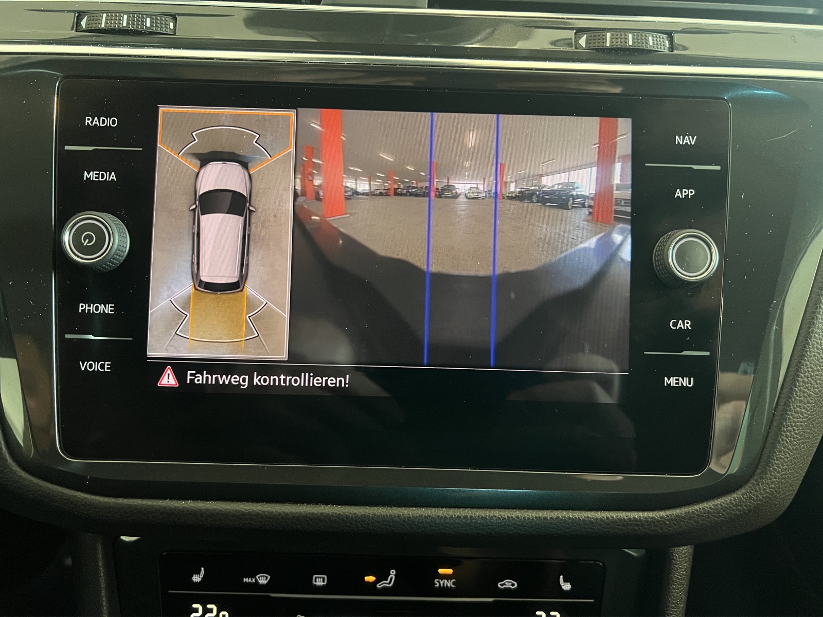 VW Tiguan 2.0 TDI SCR Elegance 4Motion DSG-image-14