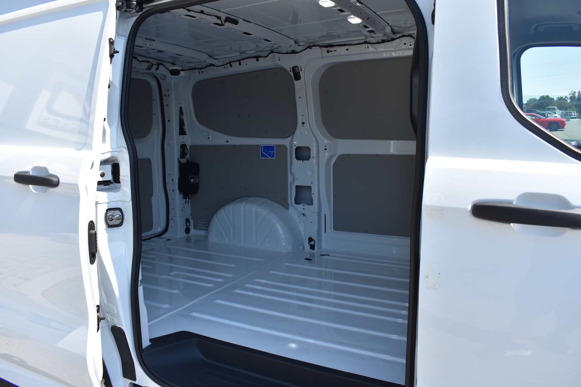 FORD E-Transit C Van 320 L1 Trend 83kWh-image-11