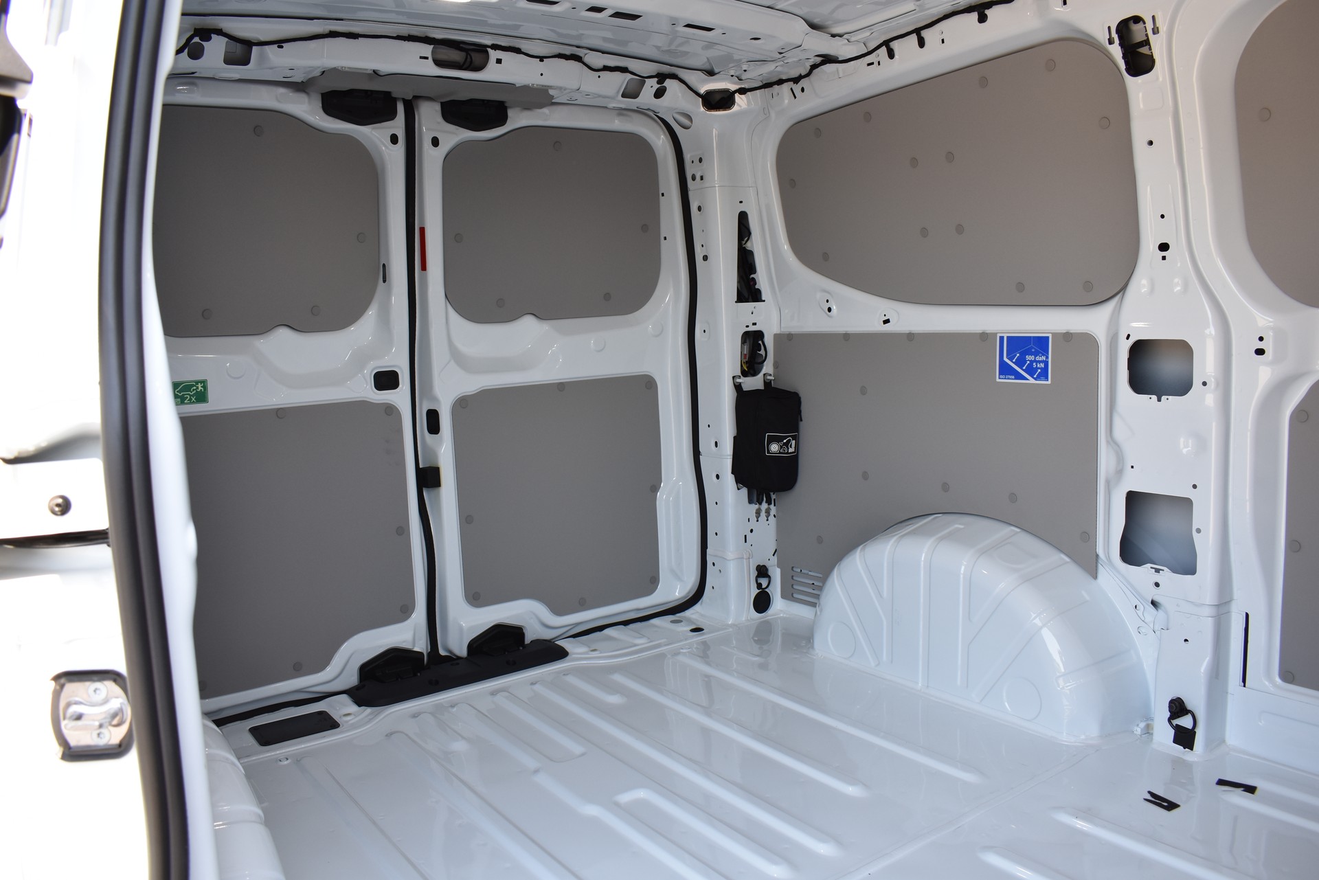 FORD E-Transit C Van 320 L1 Trend 83kWh-image-12