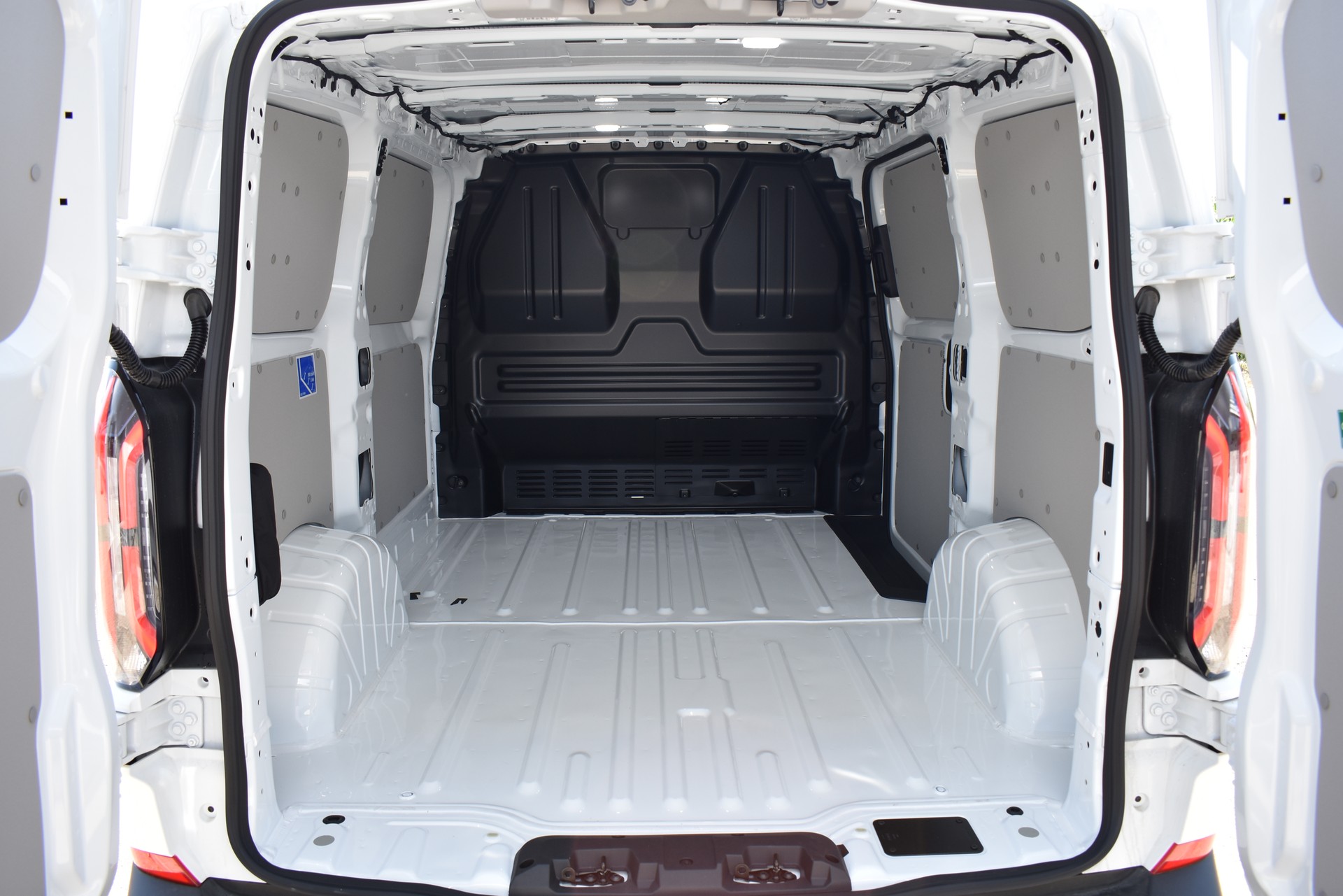 FORD E-Transit C Van 320 L1 Trend 83kWh-image-10