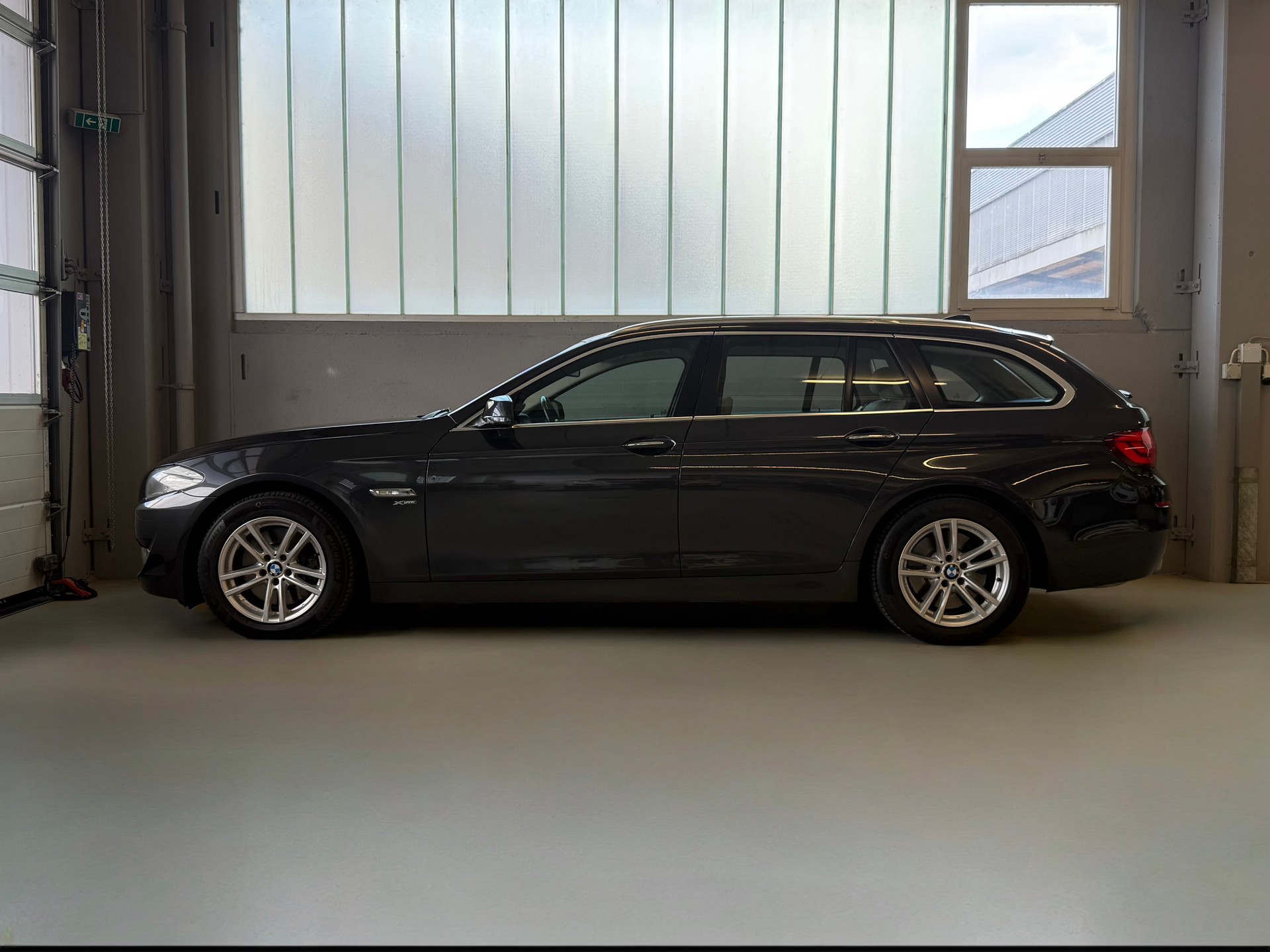 BMW 530d xDrive Touring Steptronic-image-4