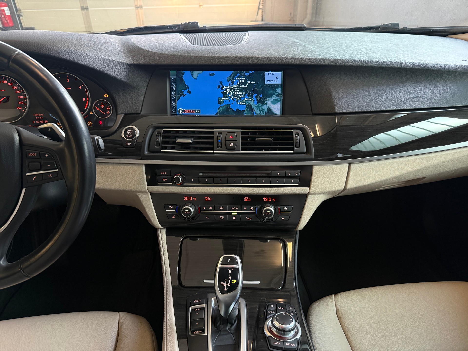 BMW 530d xDrive Touring Steptronic-image-15