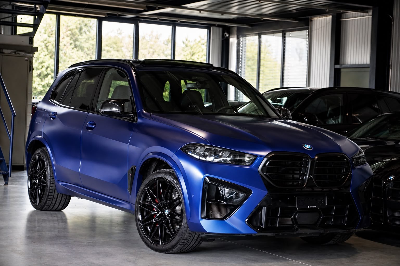 BMW X5M Competition // SONDERLACKIERUNG FROZEN MARINA BAY BLUE // M DRIVER`S PACKAGE //-image-0