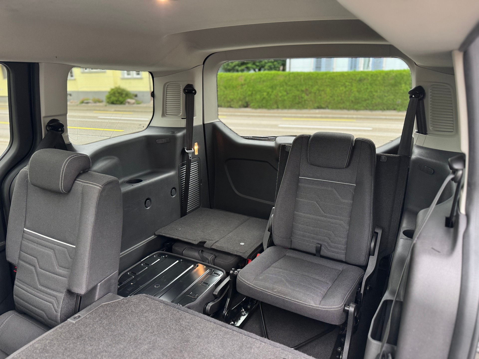 FORD Grand Tourneo Connect 1.5 TDCi Titanium Powershift-image-19