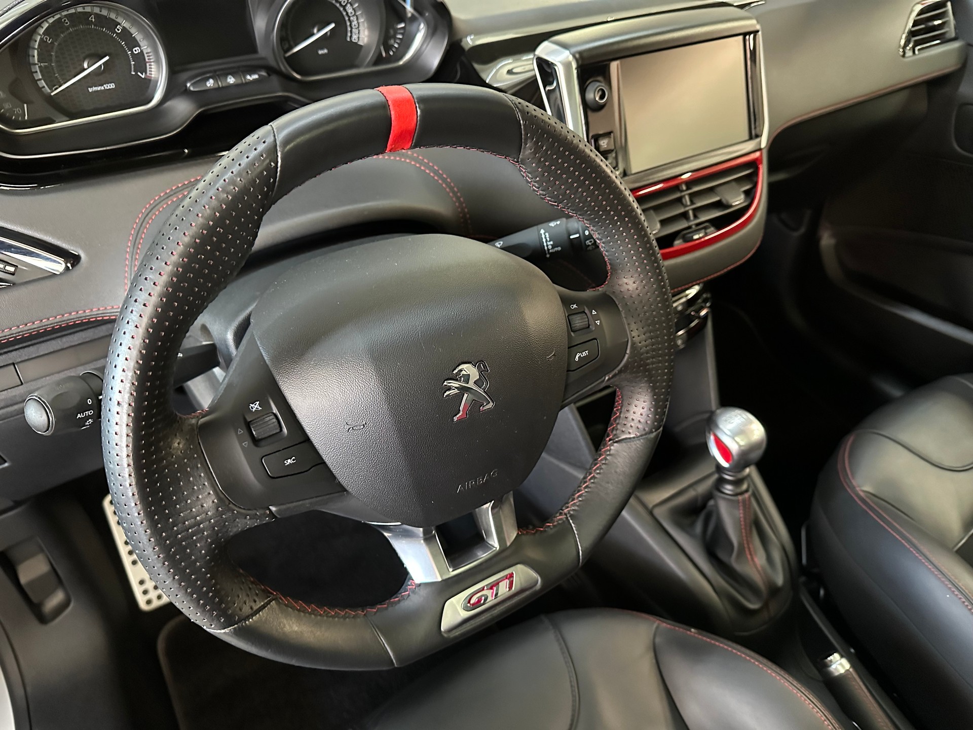 PEUGEOT 208 1.6 Turbo GTi-image-8