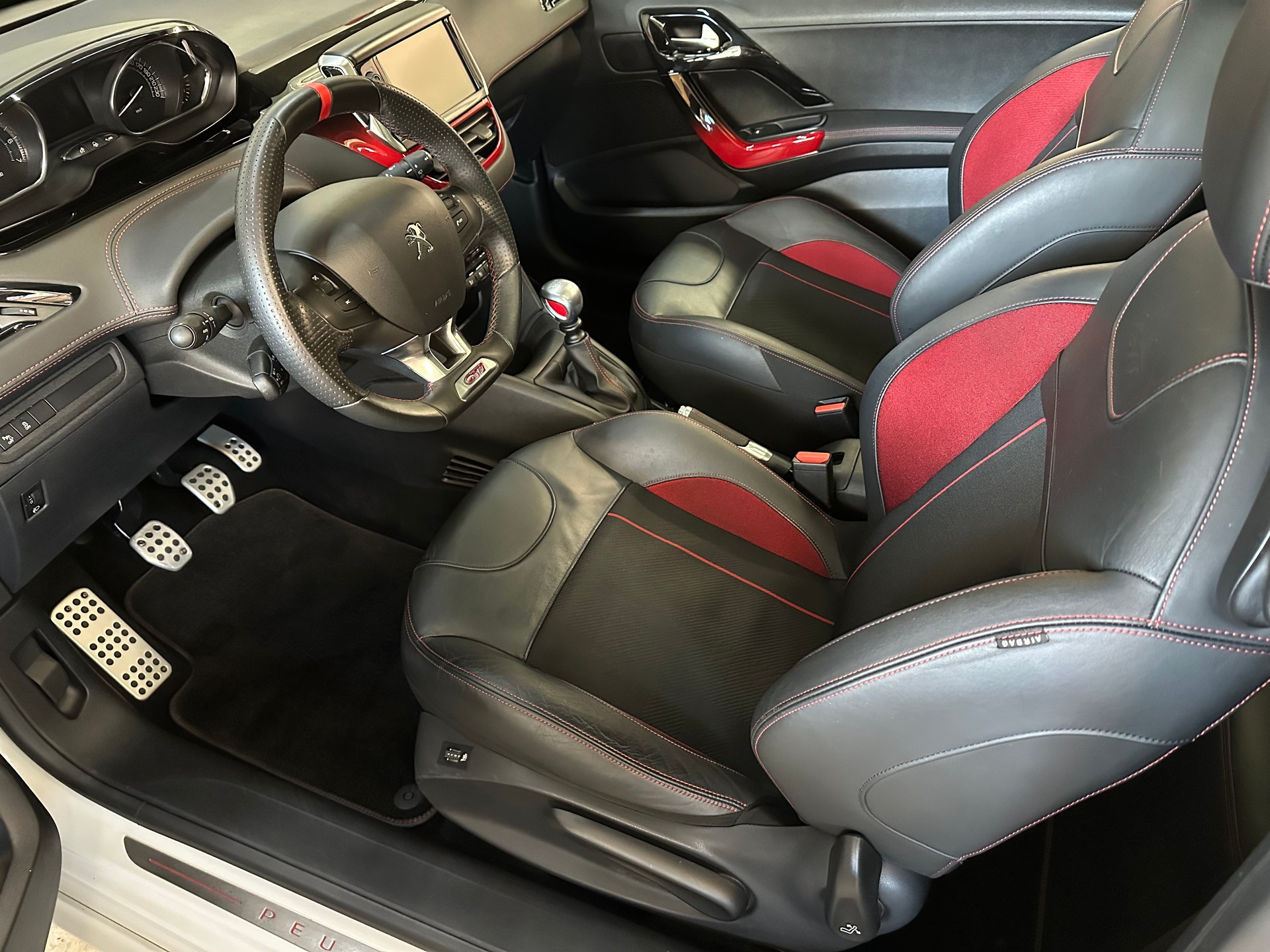 PEUGEOT 208 1.6 Turbo GTi-image-6