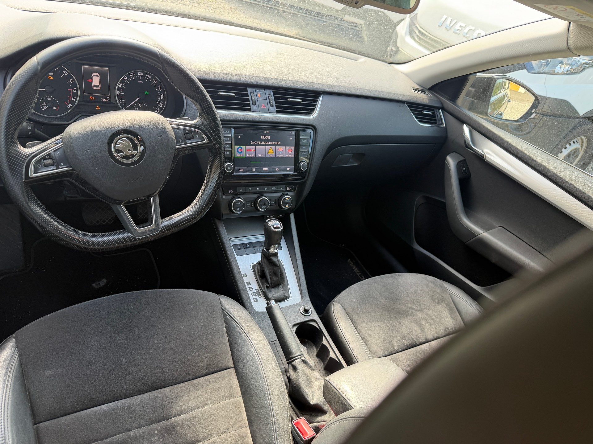 SKODA Octavia Combi 2.0 TDI Swiss Edition 4x4 DSG-image-4