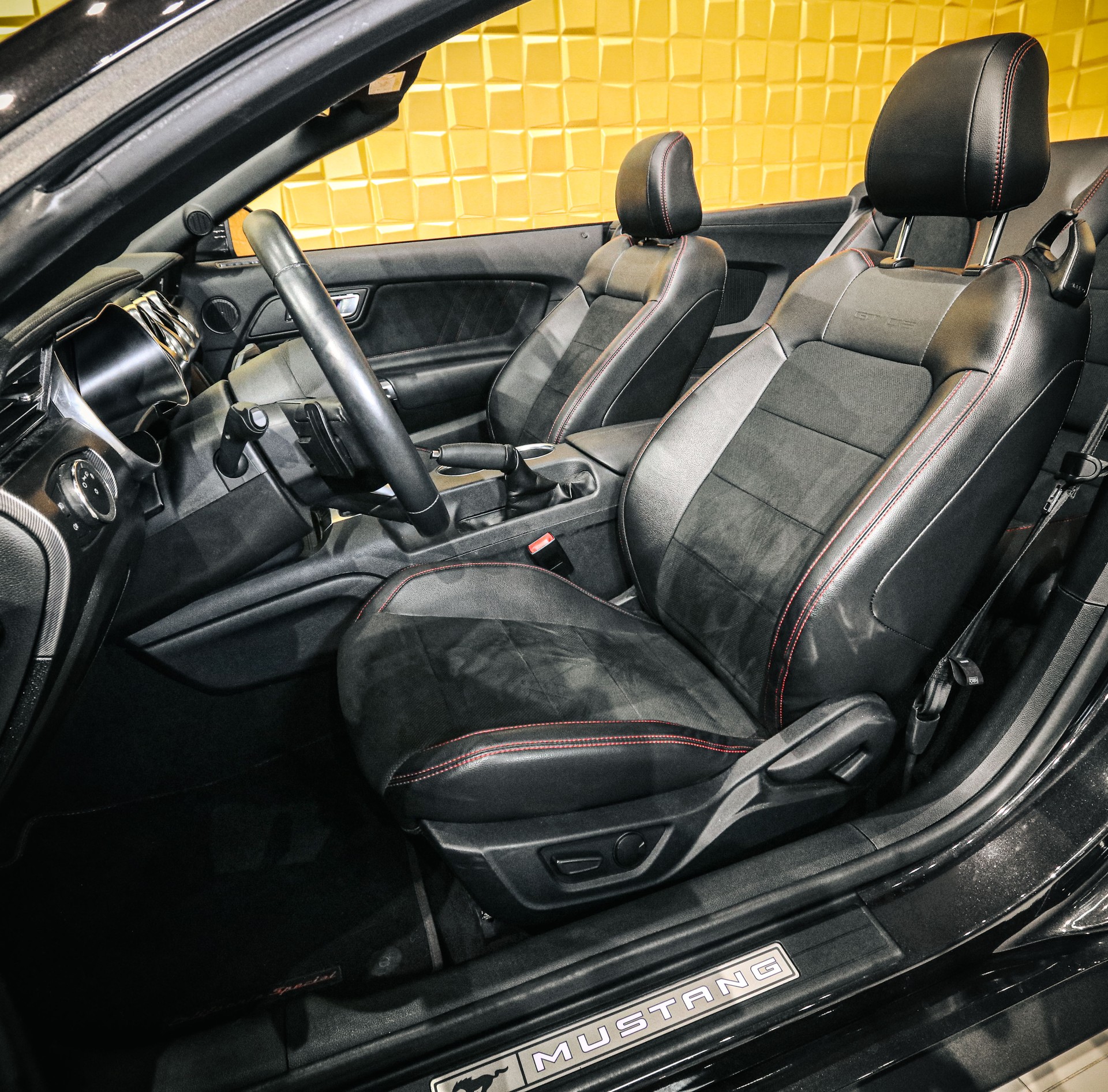 FORD Mustang Convertible 5.0 V8 GT Automat-image-10