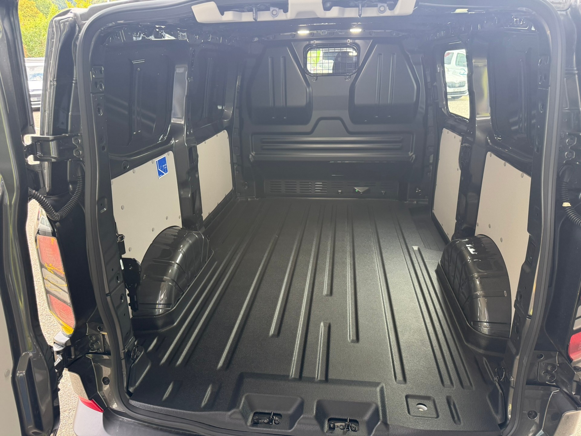 FORD Transit Custom Van 320 L1H1 Trend Automat-image-6