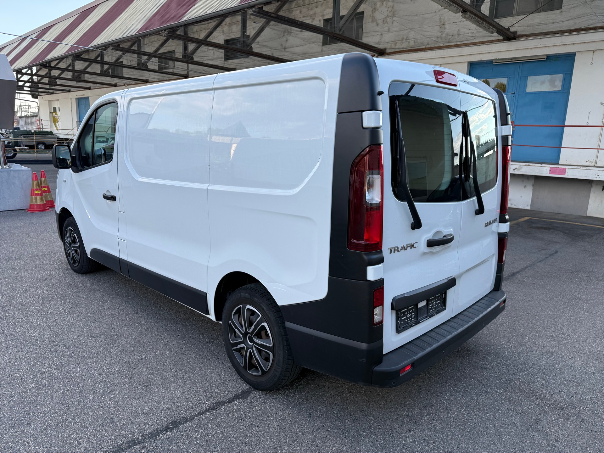 RENAULT Trafic 2.0 dCi 120 3.0t Access L1H1-image-3