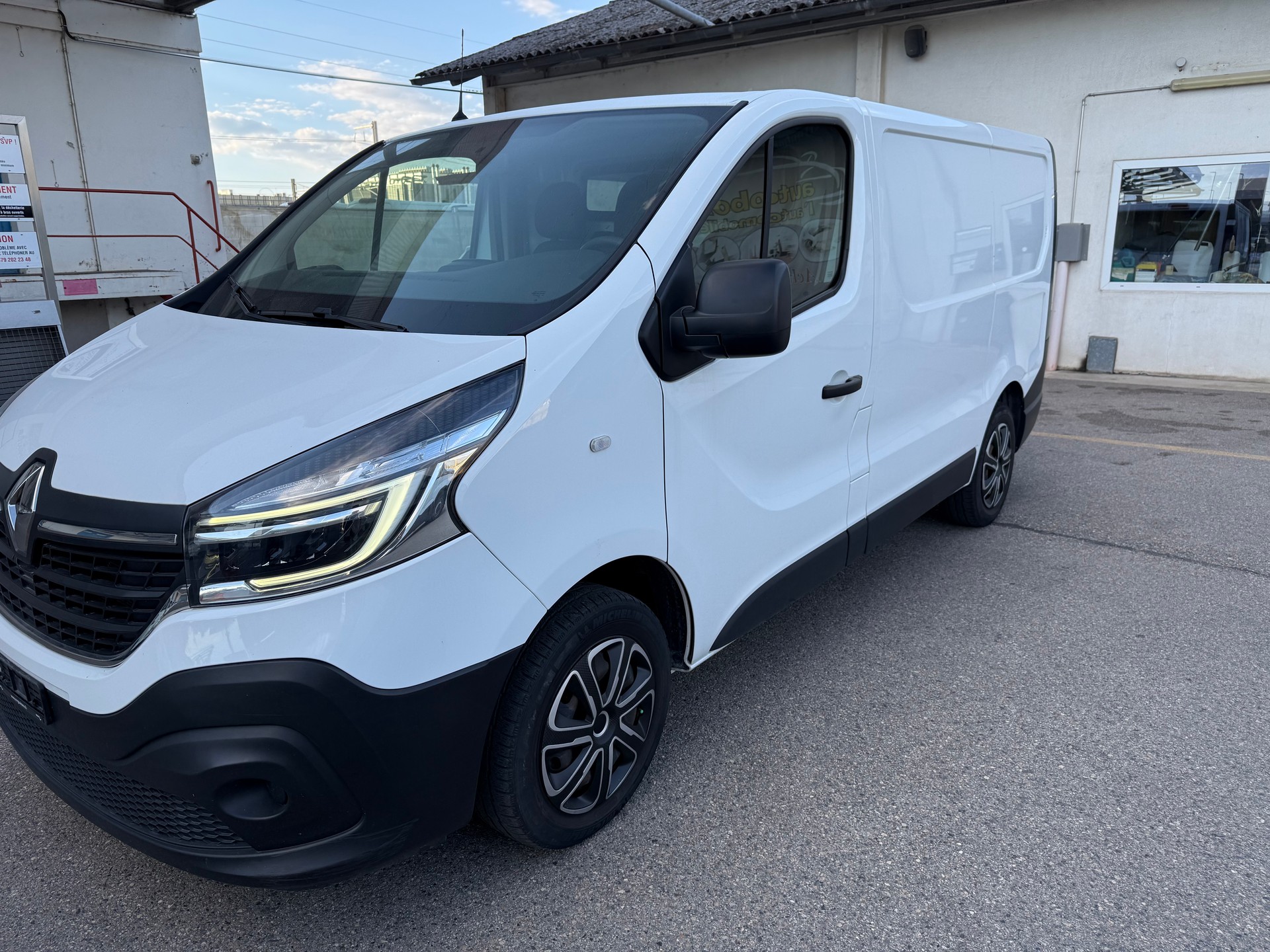 RENAULT Trafic 2.0 dCi 120 3.0t Access L1H1-image-0