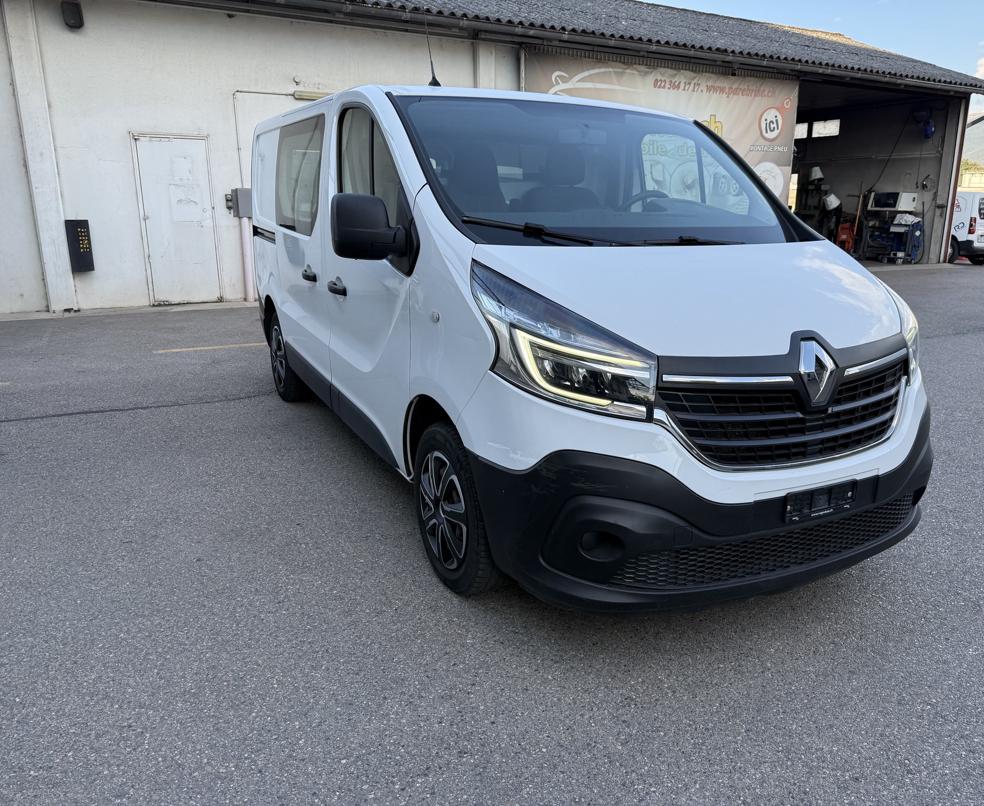 RENAULT Trafic 2.0 dCi 120 3.0t Access L1H1-image-1