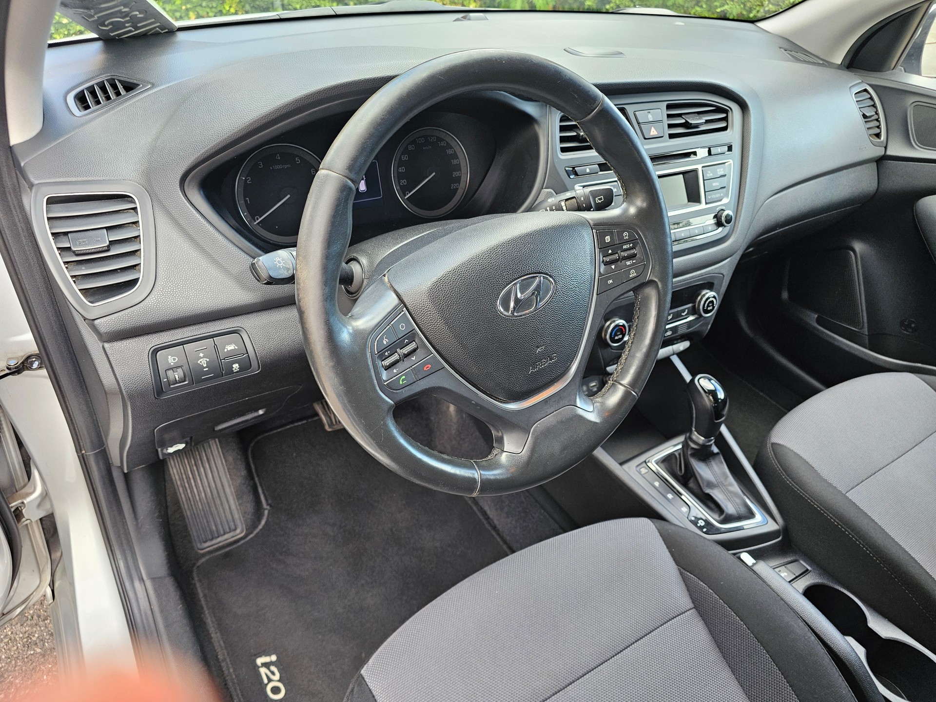 HYUNDAI i20 1.4 Plena Automatic-image-8