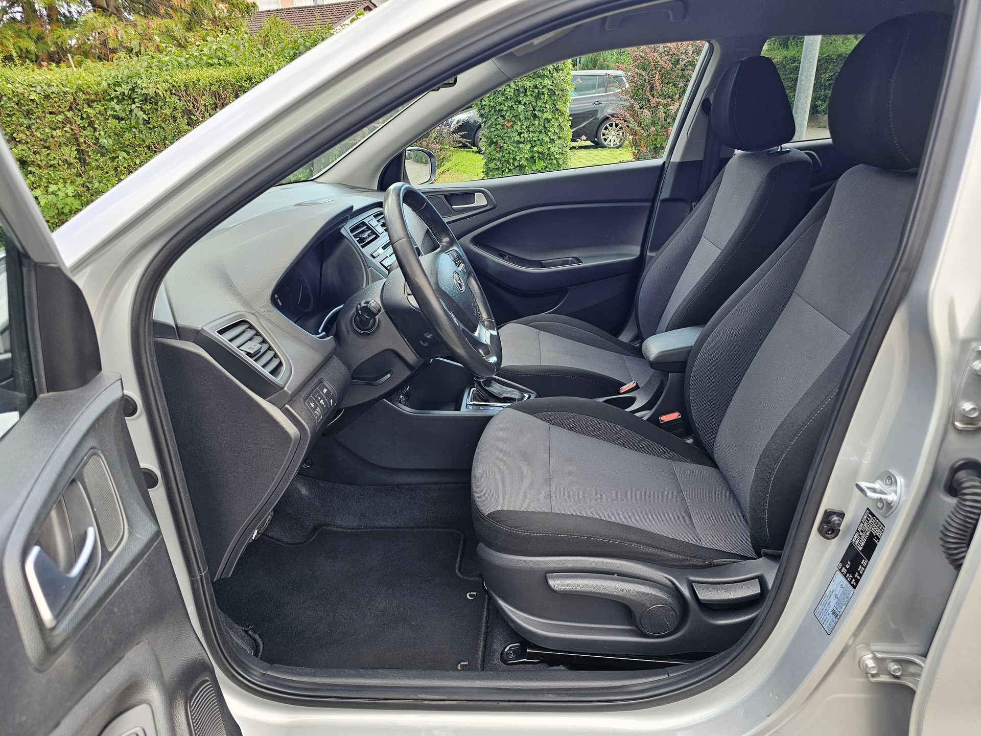 HYUNDAI i20 1.4 Plena Automatic-image-7