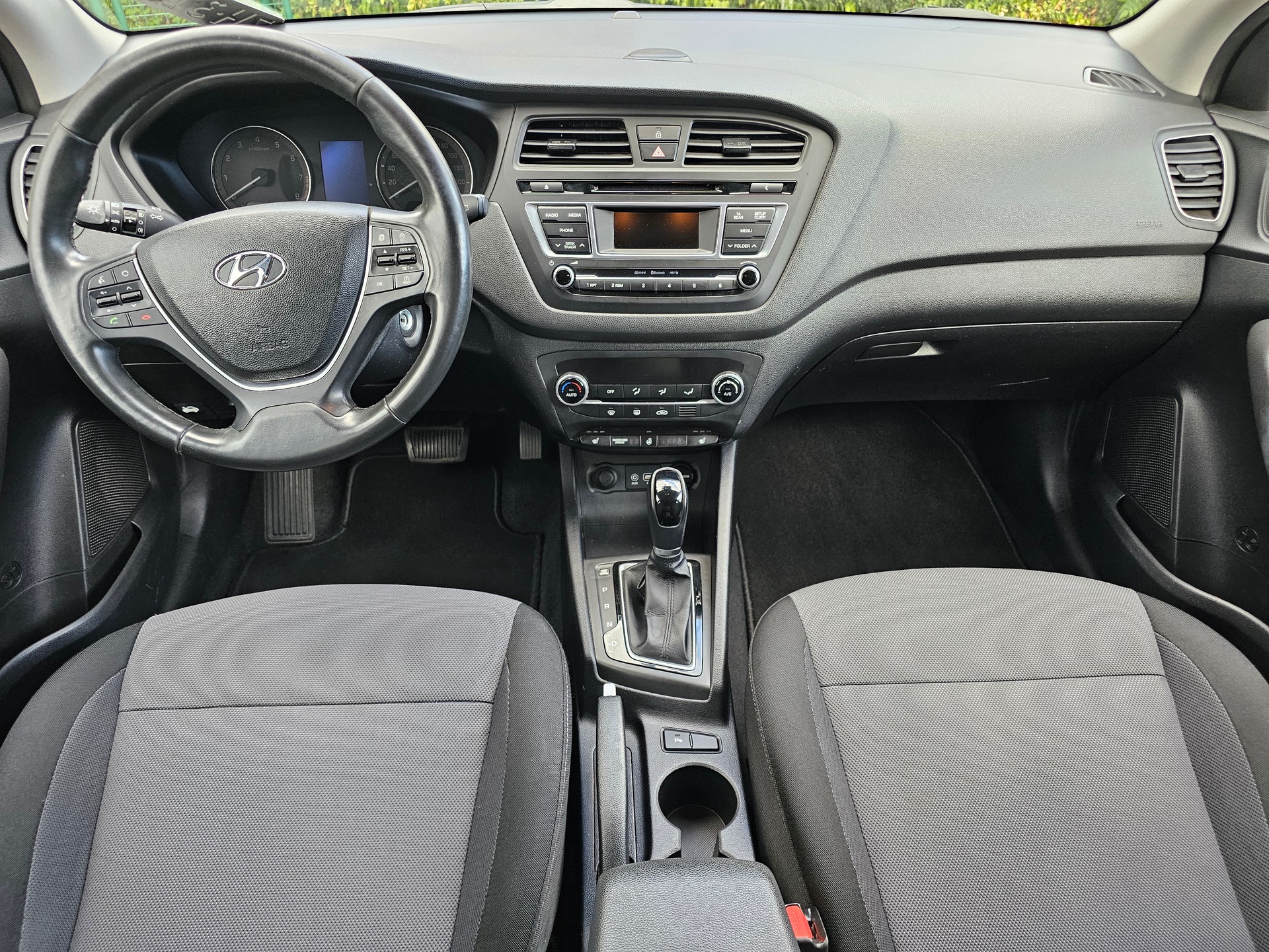 HYUNDAI i20 1.4 Plena Automatic-image-9