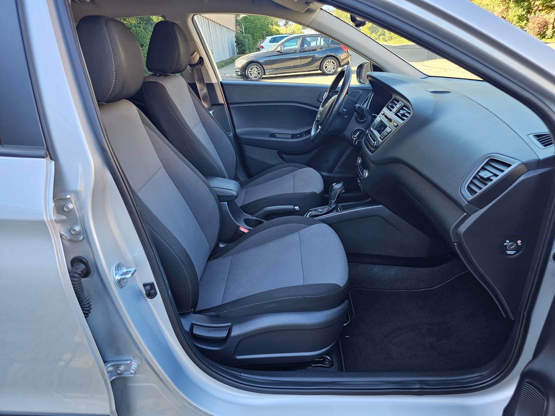 HYUNDAI i20 1.4 Plena Automatic-image-12