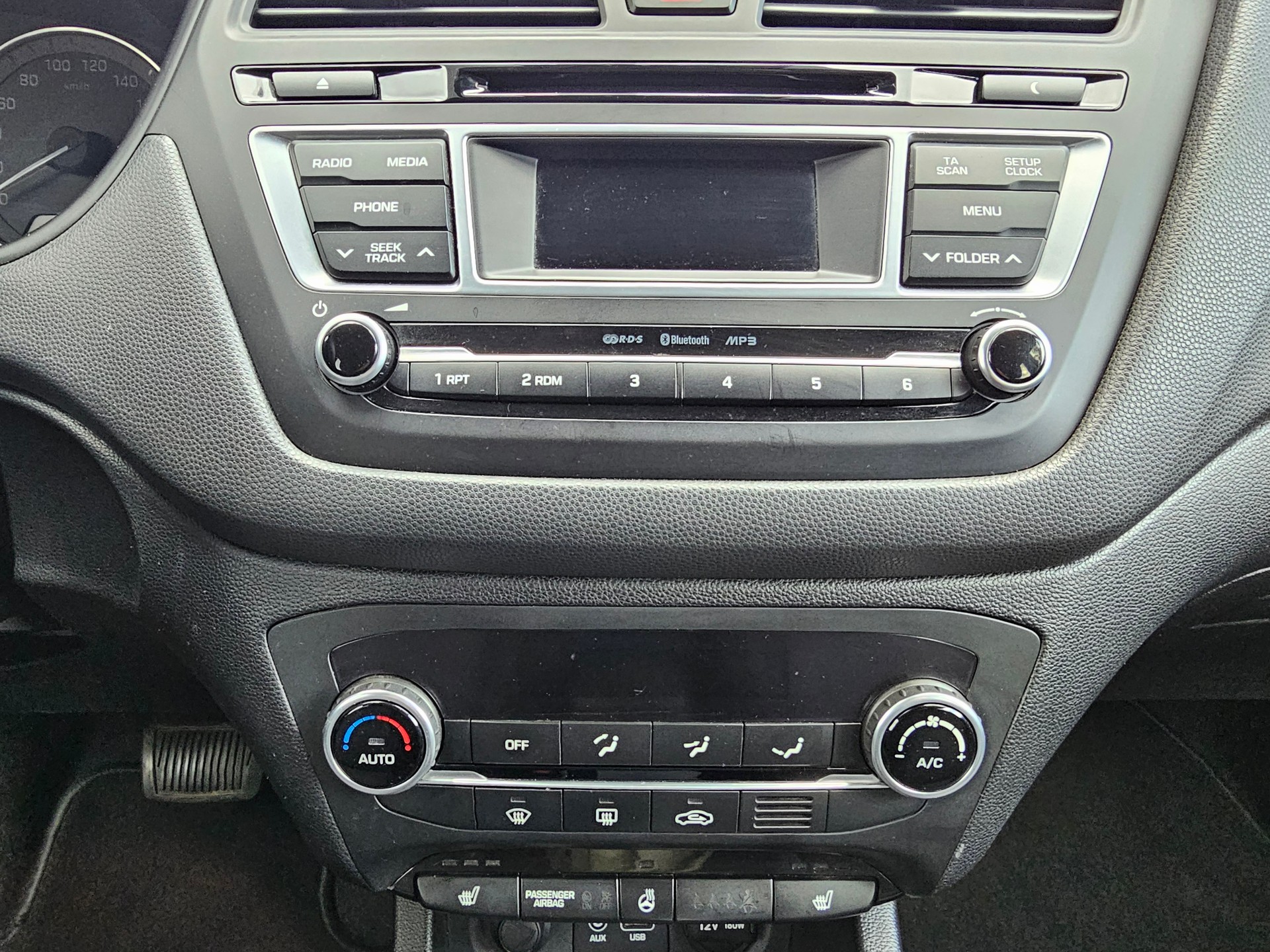 HYUNDAI i20 1.4 Plena Automatic-image-10