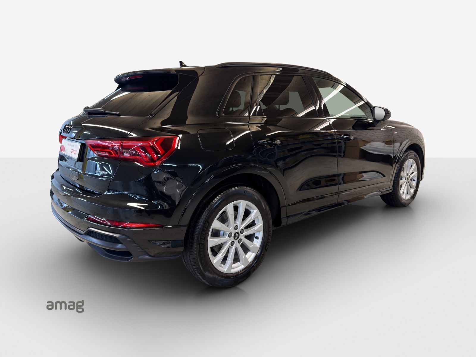 AUDI Q3 40 TFSI S line quattro S-tronic-image-4