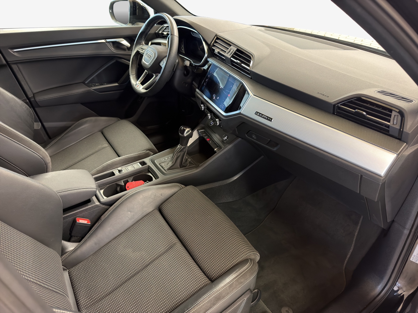 AUDI Q3 40 TFSI S line quattro S-tronic-image-13