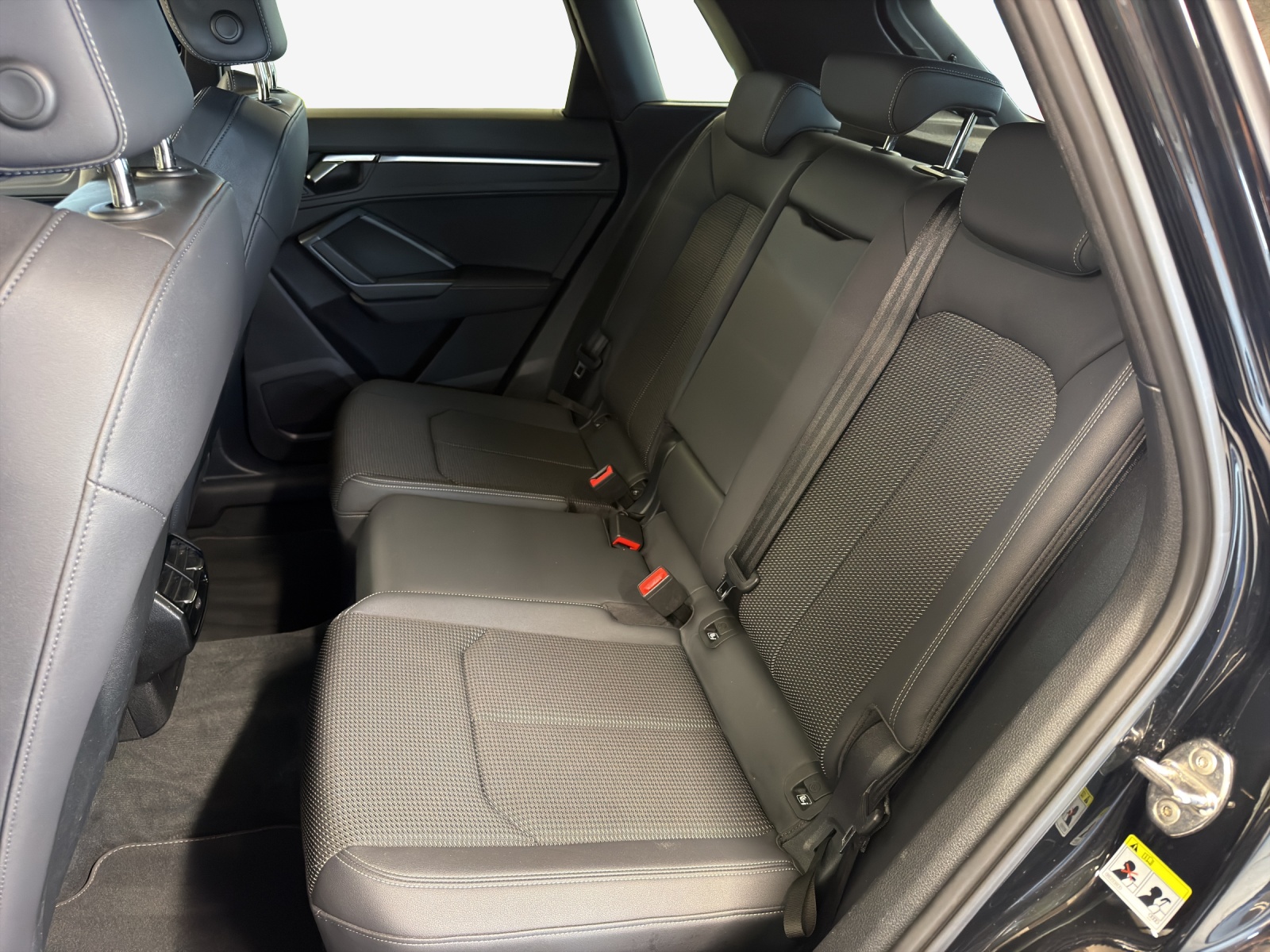 AUDI Q3 40 TFSI S line quattro S-tronic-image-11
