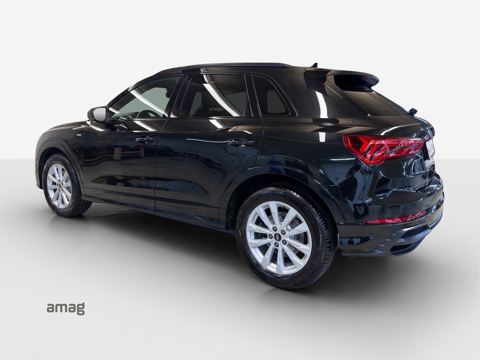 AUDI Q3 40 TFSI S line quattro S-tronic-image-2