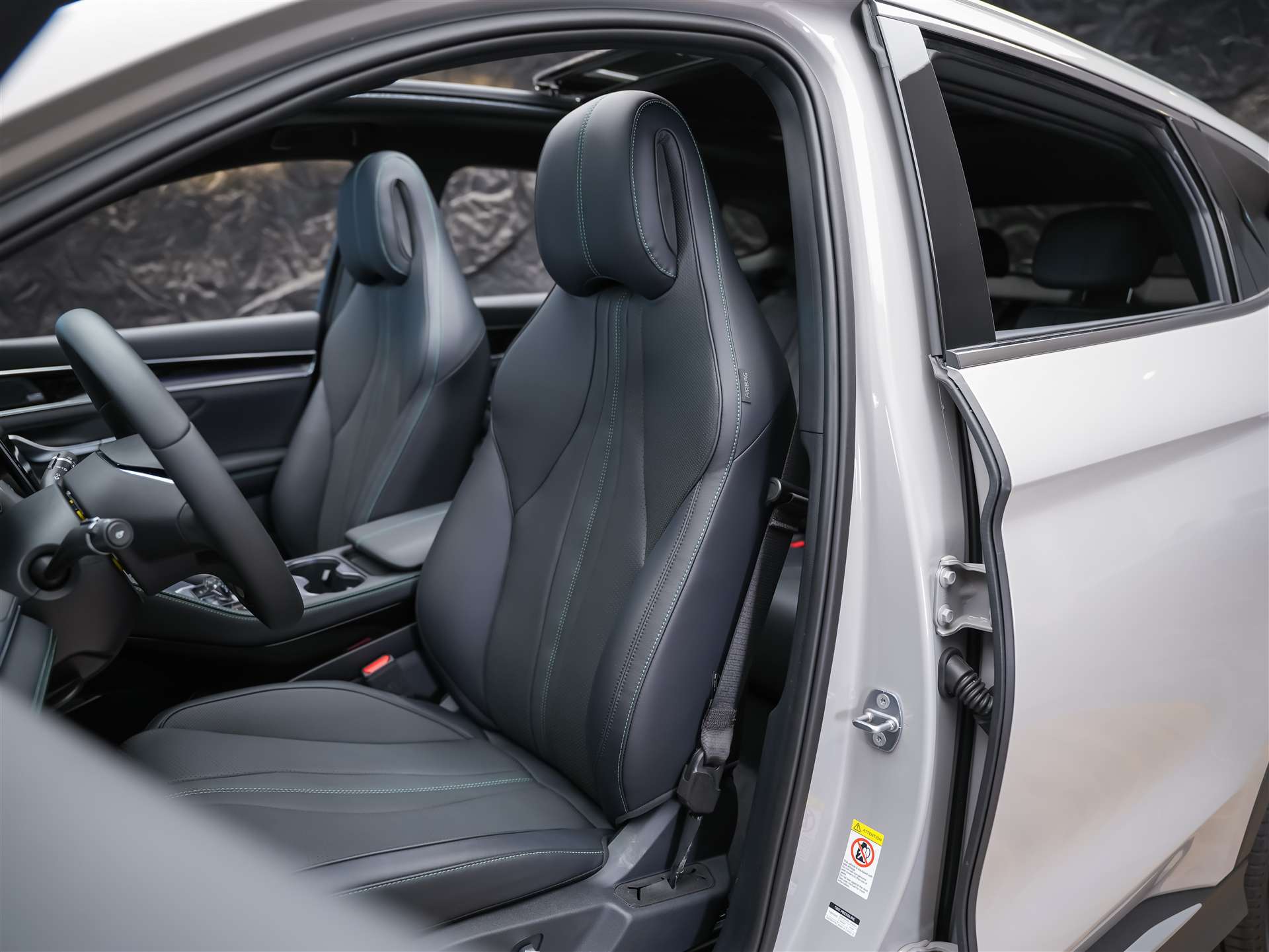 BYD Seal U DM-i Design AWD *SOFORT Verfügbar*Werksgarantie*Lenkradheizung*Sitzbelüftung*360° Kamera*-image-9