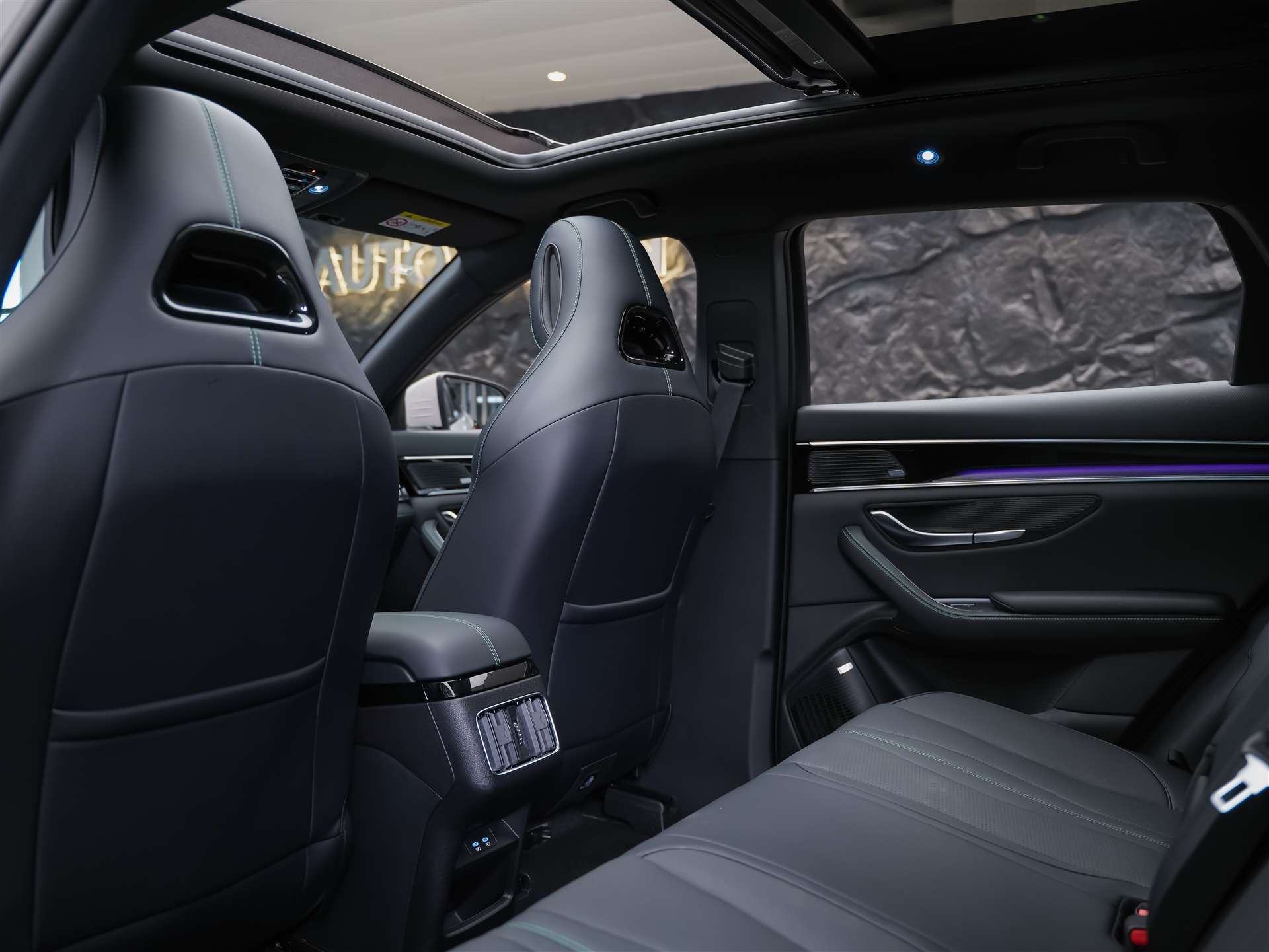 BYD Seal U DM-i Design AWD *SOFORT Verfügbar*Werksgarantie*Lenkradheizung*Sitzbelüftung*360° Kamera*-image-12