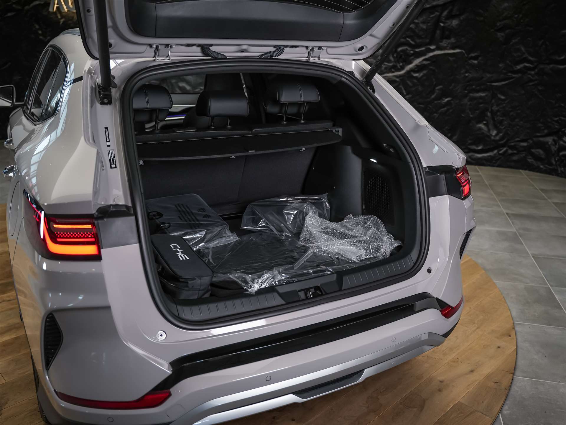 BYD Seal U DM-i Design AWD *SOFORT Verfügbar*Werksgarantie*Lenkradheizung*Sitzbelüftung*360° Kamera*-image-49