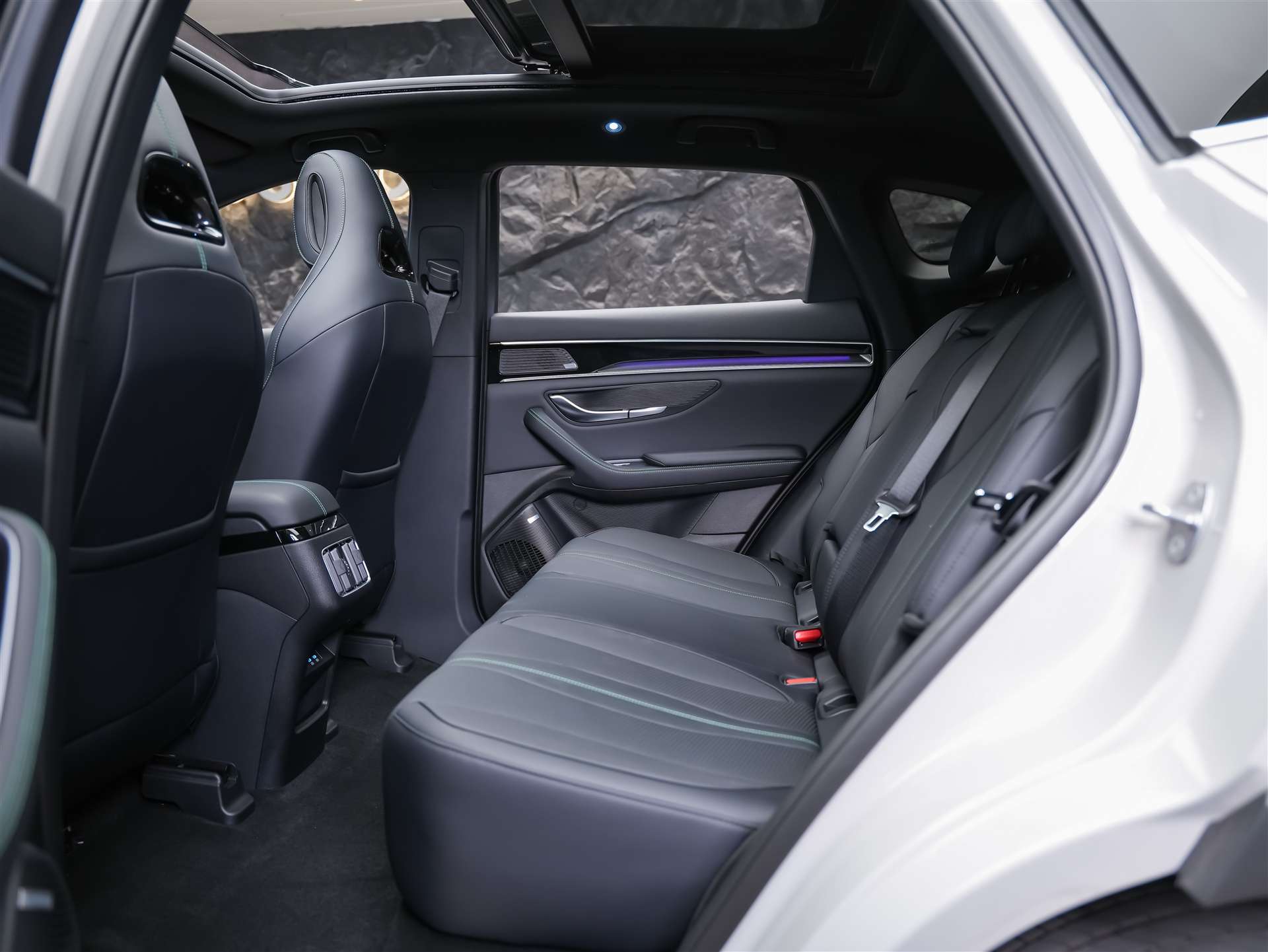 BYD Seal U DM-i Design AWD *SOFORT Verfügbar*Werksgarantie*Lenkradheizung*Sitzbelüftung*360° Kamera*-image-14