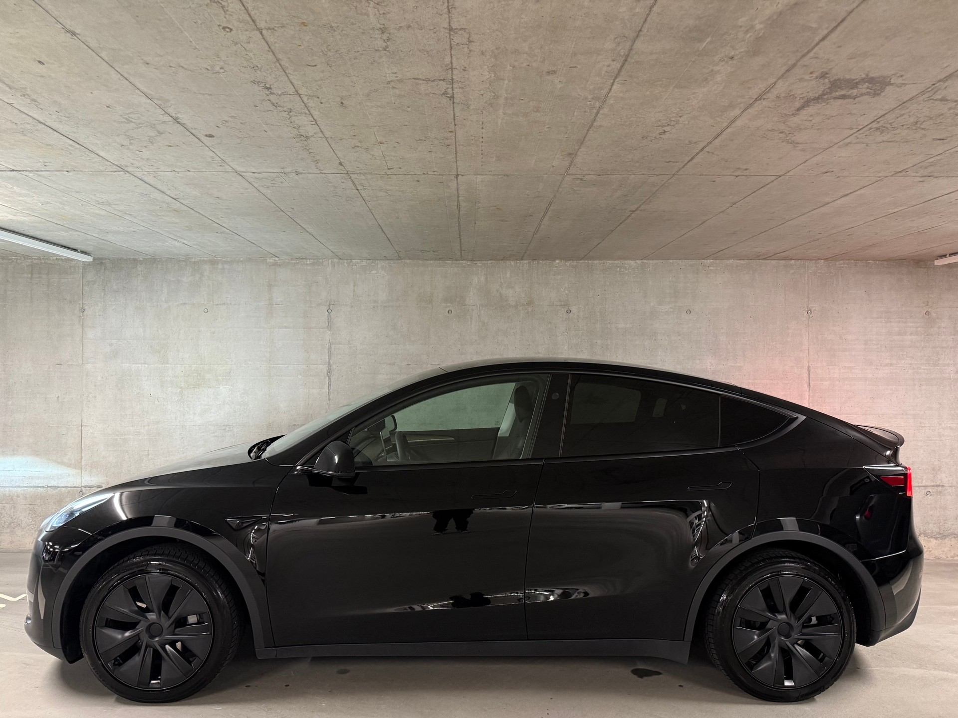 TESLA Model Y Long Range-image-2