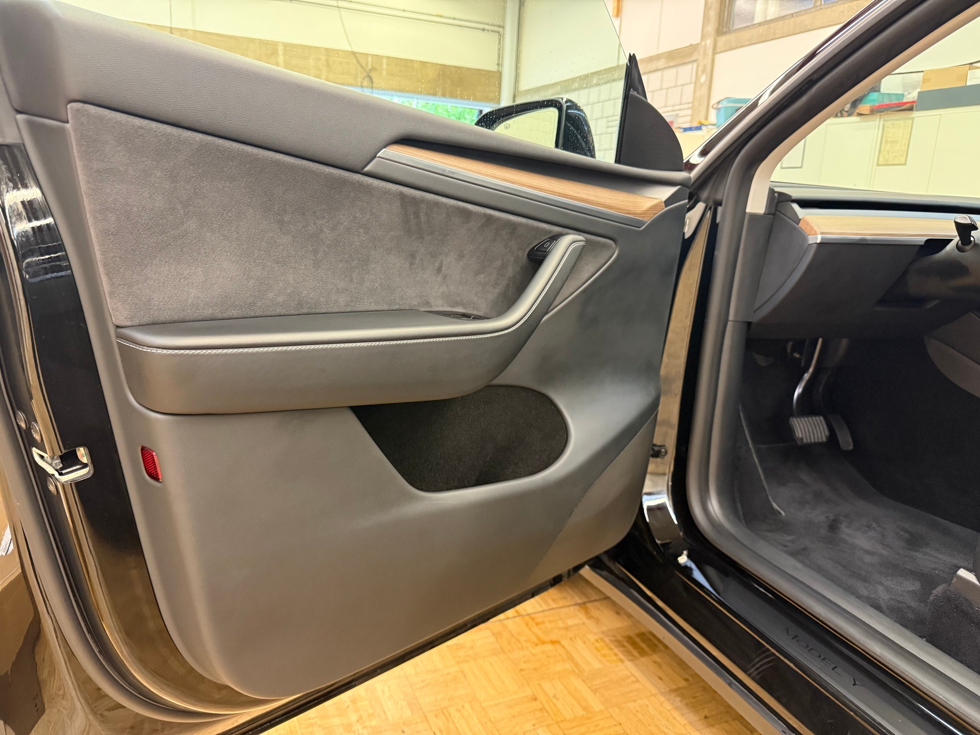 TESLA Model Y Long Range-image-12