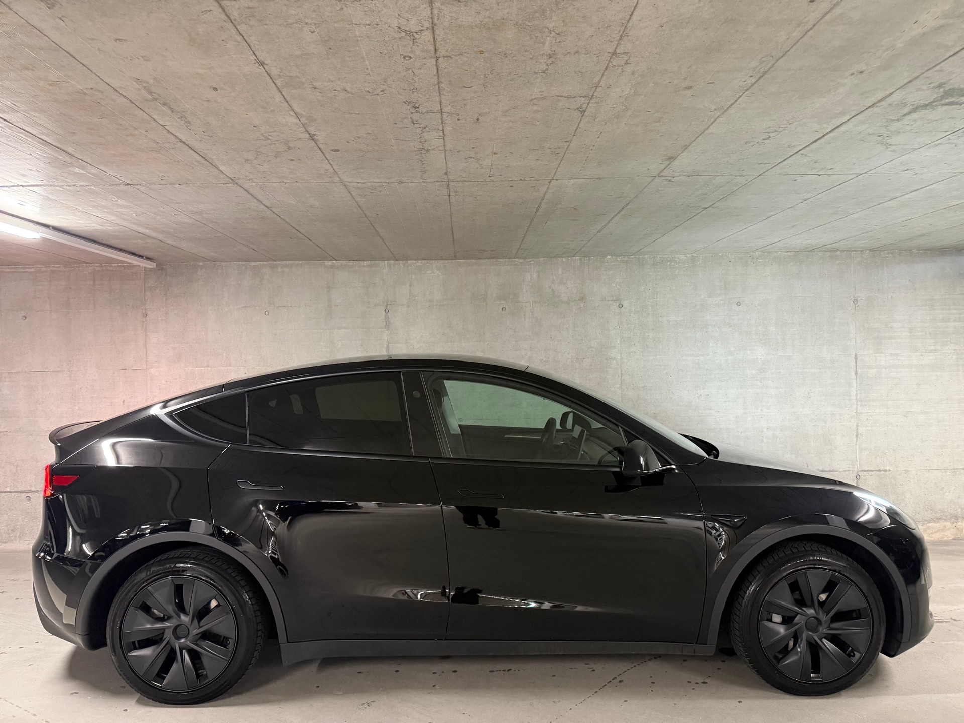 TESLA Model Y Long Range-image-3