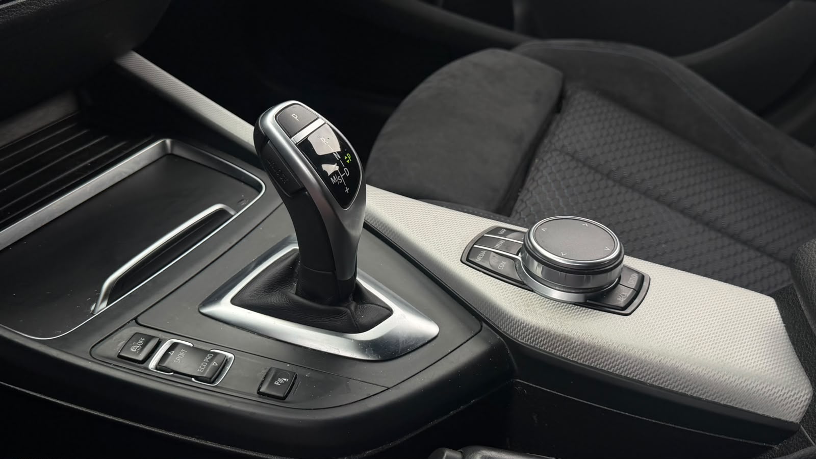 BMW 120d xDrive Edition M Sport Steptronic-image-13