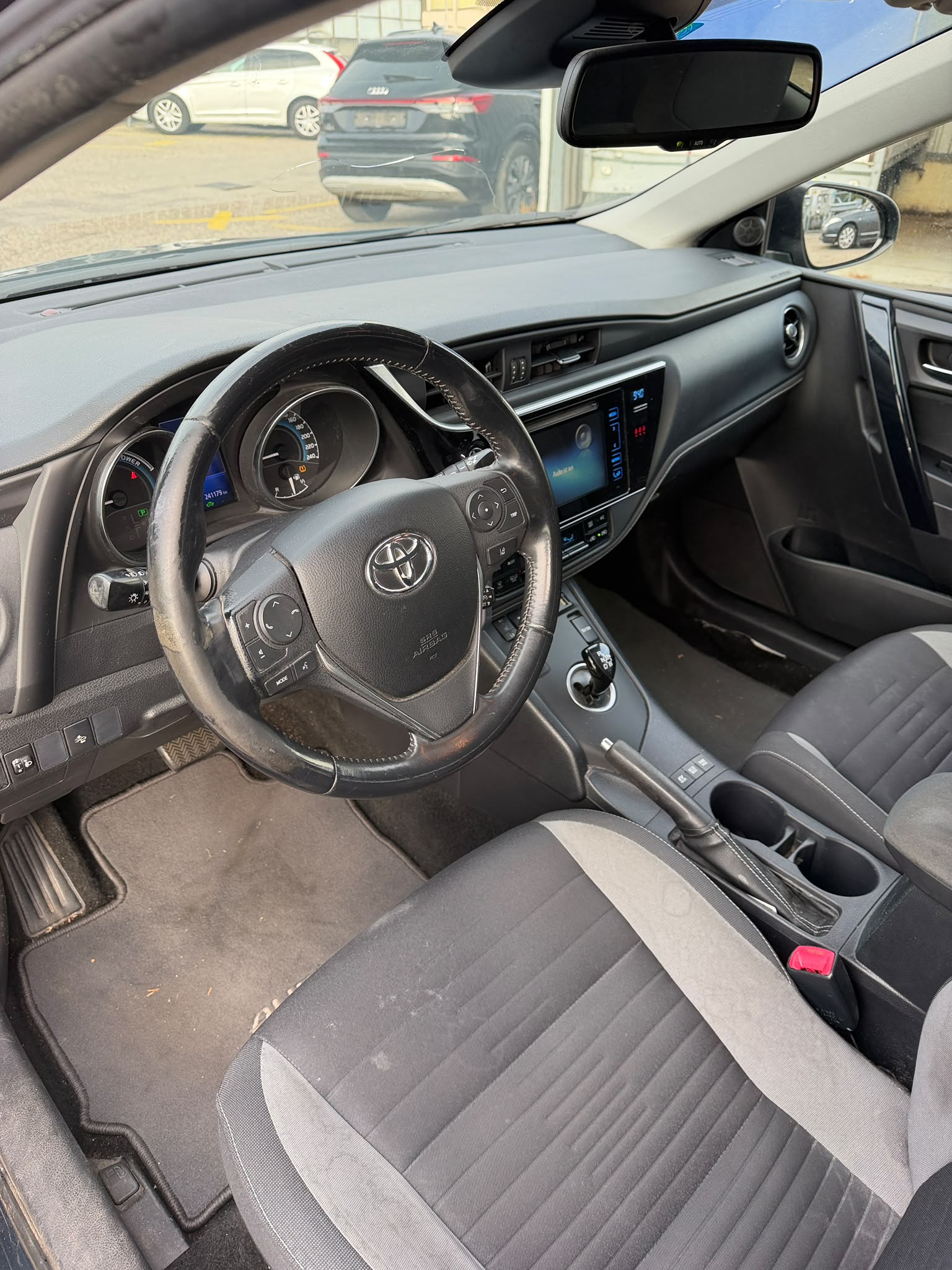 TOYOTA Auris Touring Sports 1.8 HSD Trend e-CVT-image-8