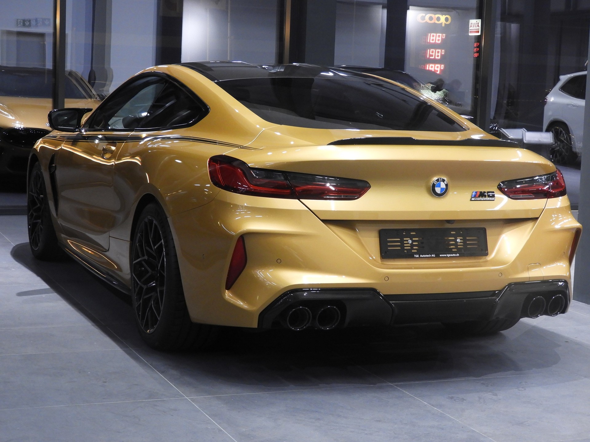 BMW M8 xDrive M Competition Steptronic **Ceylon Gold**-image-11