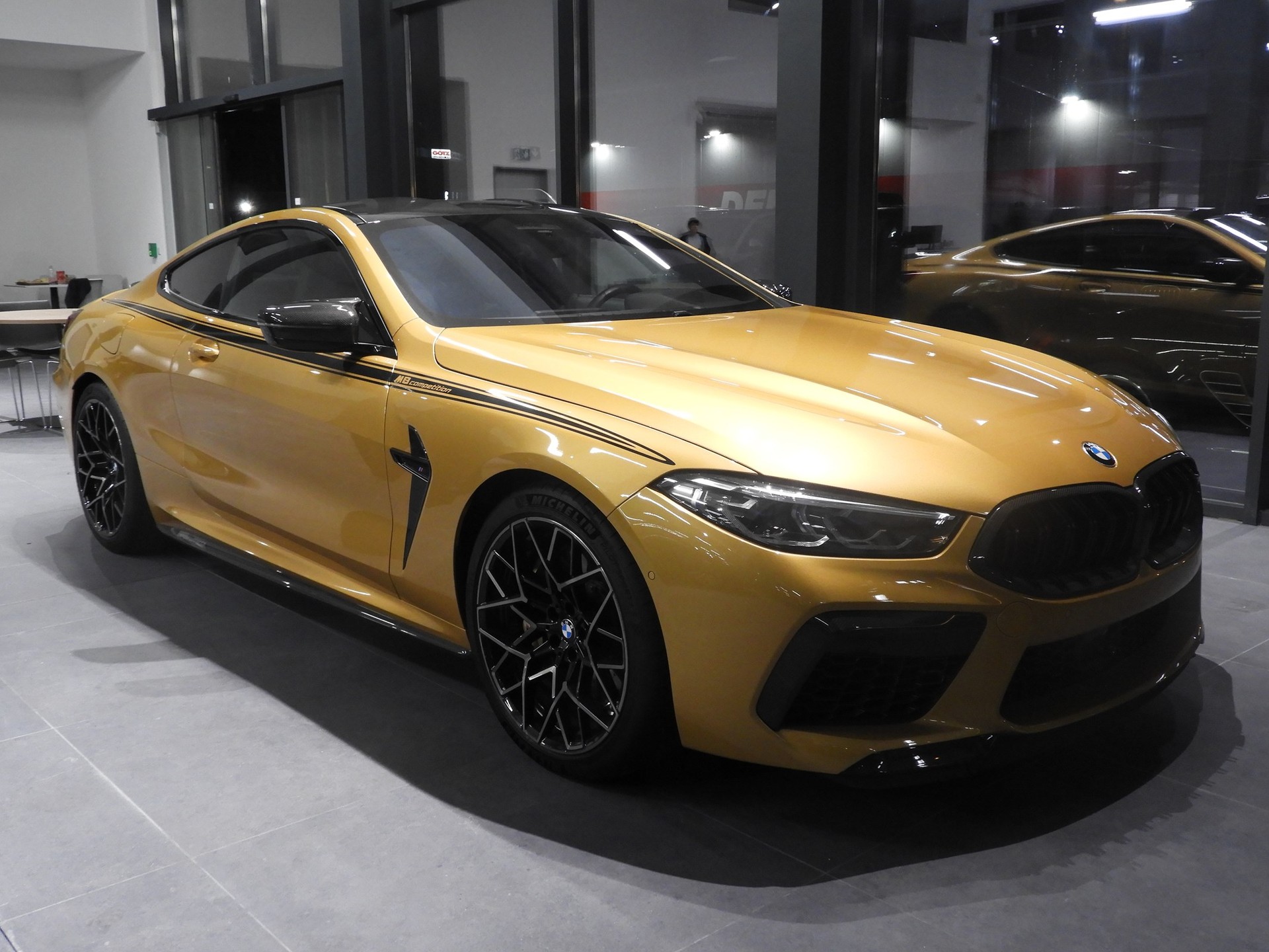 BMW M8 xDrive M Competition Steptronic **Ceylon Gold**-image-1