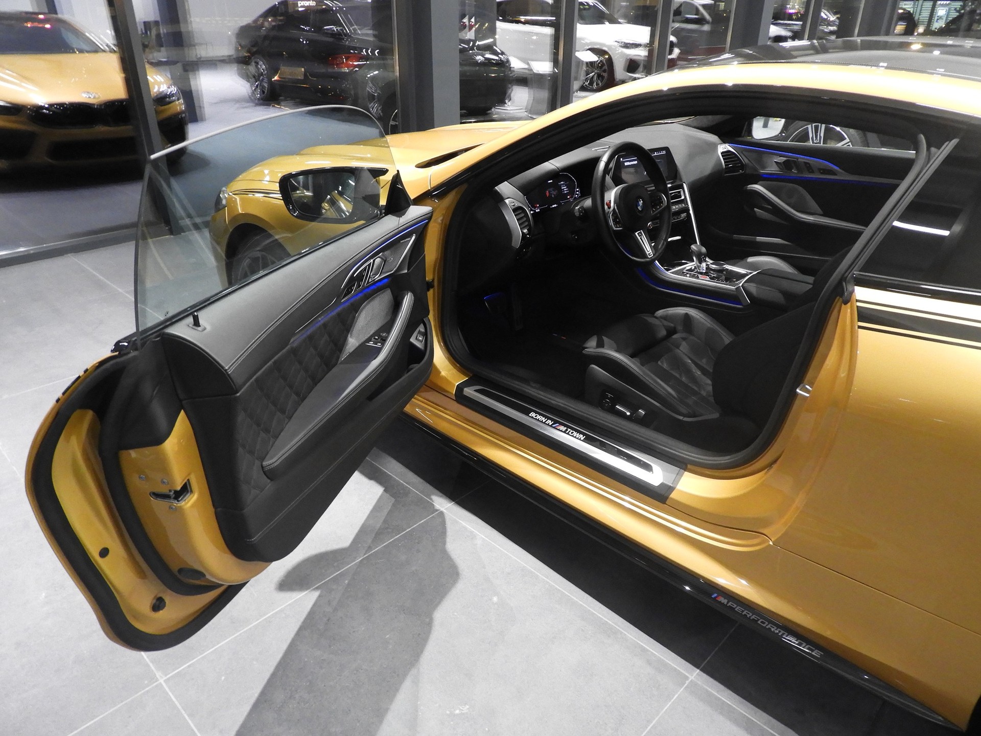 BMW M8 xDrive M Competition Steptronic **Ceylon Gold**-image-2
